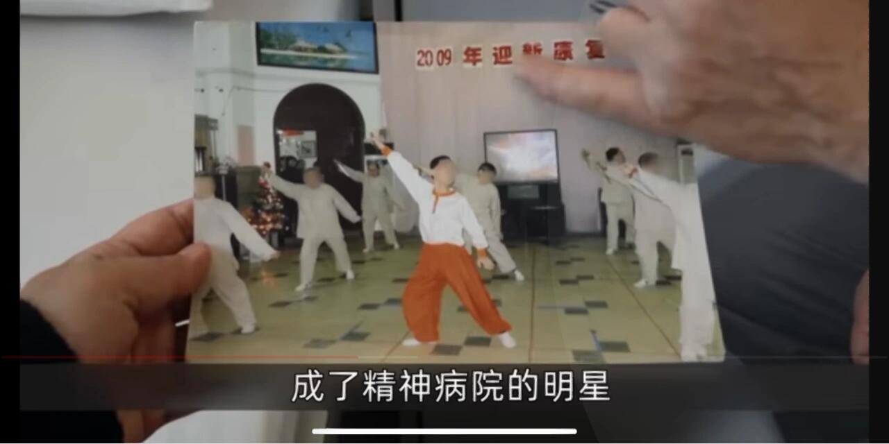 
                        純daily吐槽：真受不了??里一些????大媽??今天久違地坐了“長(zhǎng)時(shí)間地鐵??”（超過半小時(shí)那種）我總結(jié)下來是首爾的交通系統(tǒng)最最最閑暇一般是下午1-3點(diǎn)，這時(shí)候該班在上班、該上學(xué)沒下課，大媽大爺都已經(jīng)到各自組的局開始各自的happy life…也就是說白天行動(dòng)的人基本都到了各自目的地了。不過即便這樣也基本沒有什么空位（一些大媽們活動(dòng)時(shí)間定的晚要不就是她們?nèi)粘；顒?dòng)就是坐在地鐵里嘮嗑）我出發(fā)的時(shí)候2:00多，人不多，不過???空位，旁邊幾個(gè)大媽真的是嘴巴不停七嘴八舌聊了一路聲音還賊大…x行吧這是人家權(quán)利我也就忍了。回程坐我旁邊兩大媽，一個(gè)是一上來就把自己挎包??往我和她中間一橫…她又胖…比較介意和陌生人肢體接觸的我只能拼命壓縮著自己的體積后來旁邊又來個(gè)大媽…坐上來就把大背包擺弄來擺弄去，我不知道為什么她包上好多白絮一樣的東西（目測(cè)不是鴨絨）一抖一大把她自己都在咳嗽，還往我身上撩這還沒完，抖弄完還喊遠(yuǎn)處的同伴讓她把包給自己拿嗯？敢情您一個(gè)大背包還不夠擠另一個(gè)包您準(zhǔn)備擱我腿上？！我知道地鐵人擠，這次出來直接就空手了…其實(shí)我也很想理解她們，但我真不認(rèn)可她們把公共交通當(dāng)自己家開的的那種態(tài)度（I think 懂的都懂）真的真的真的沒有分寸感…也可能她們那個(gè)年代就是不講你我和邊界感的…可是騷瑞我真的是個(gè)現(xiàn)代人…90后年紀(jì)說老吧可能也老了，但我并不覺得我老了就可以和她們變成一樣的沒有邊界感的大媽我很奇怪嗎？還是大家在地鐵上被不認(rèn)識(shí)的大爺大媽亂蹭亂摸也覺得很開心不在意的特別…1號(hào)線換乘時(shí)人真是…巨多無比（線路很多）有一些衣著很骯臟的大爺or大媽上來就一路推搡你（毫不客氣手上帶勁兒那種）你們是不是會(huì)毫不介意？剛才坐一號(hào)線坐了不到10min一進(jìn)去那個(gè)泡菜味、煙酒味、老人味差點(diǎn)把我送走我要去洗個(gè)澡去去味（注重味道如我）真的不是我嫌棄誰……好的吧我就是嫌棄（不爽來罵反正我不在乎）g杠精不要再說我可以不坐地鐵??我一個(gè)月基本坐地鐵不超過5次，有時(shí)候一次都沒有。有也是盡量挑人少的時(shí)候。就像你們說的，那些大媽東西多坐地鐵??是權(quán)利，那地鐵上盡量不要給他人帶去不適是不是義務(wù)呢？那同理我坐地鐵也是我的權(quán)利，不爽了吐槽發(fā)表自己的意見也未見得就是不合法??！#韓國(guó)生活 #留學(xué)韓國(guó) #韓國(guó)地鐵 #韓國(guó)大媽