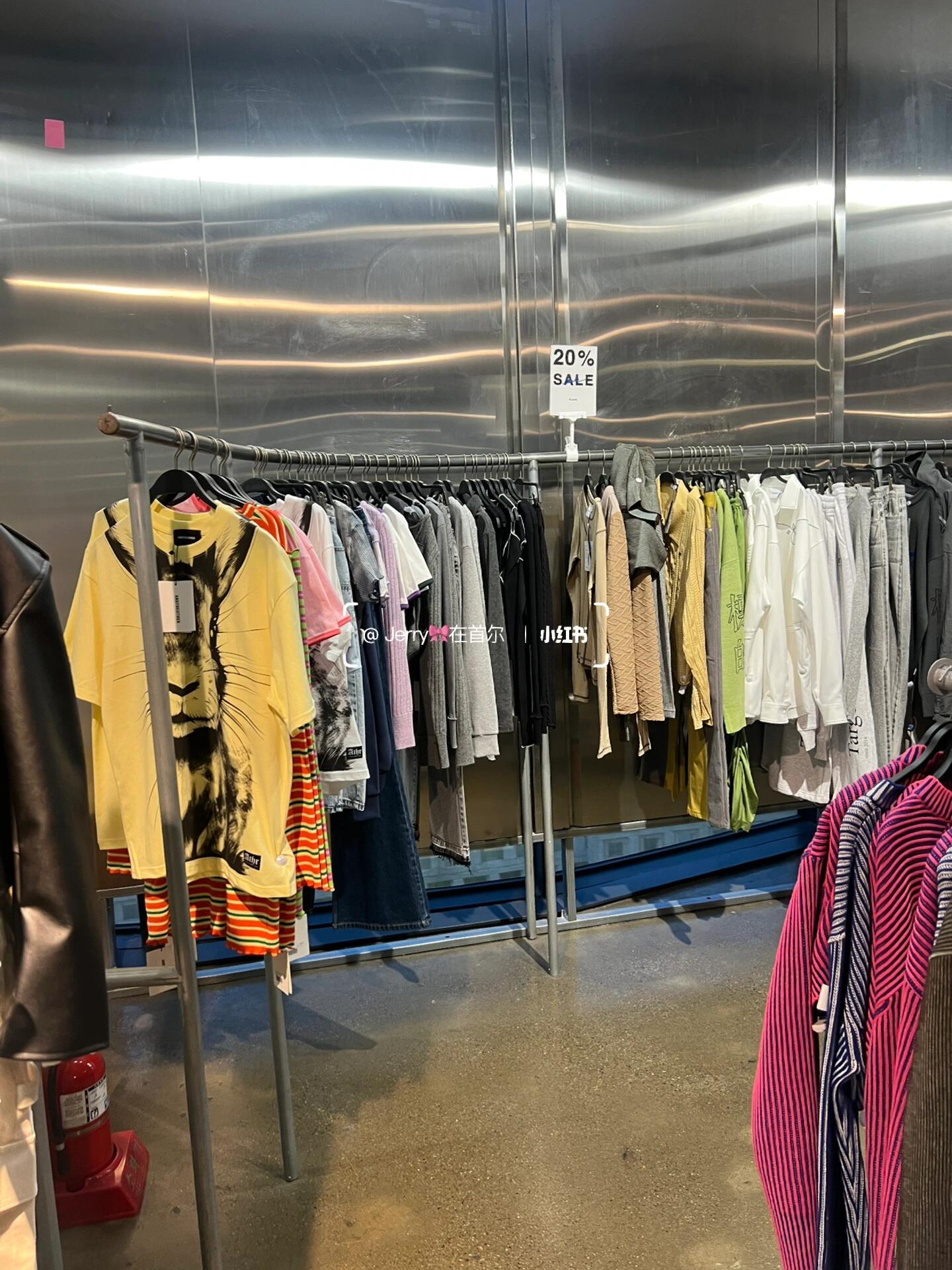 
                        在韓去哪買衣服？！弘大小眾設計潮牌集合店！最近很多要來韓國玩的寶兒來問我韓國有啥可逛的～或者韓國的小眾潮牌集合店都在哪～問對人啦！！俗稱“逛街永動機”的我最最最愛的店就是ALAND（弘大店！）??地址：?? ??? ???16? 29 ??? ??????營業時間：11:00～22:00 全年無休??地鐵：距離弘大站9號出口比較近～（427m）??樓層分布：一樓：男女通用服飾、飾品、收藏品二樓：男士商品三樓：女士商品??我想說滴：弘大的這家Aland是韓國最大的潮牌集合店啦聚集了眾多韓國本土～小眾～設計師品牌！衣服、鞋子、配飾、家居用品、電子產品裝飾、玩具、發飾…可以說是應有盡有！關鍵是這家經常打折！啊啊啊 這就很開心～動不動就30%、50%啥的 那可太開心啦??大部分到價格也不是很貴，可以多試試再購買還有！這是社恐人的寶藏店鋪～全程可以沉浸式挑選衣服、試衣服～逛多久都沒人管你！也不會有sa上來瘋狂推銷～ 試完不合適的衣服留到試衣間就好了，完全不用擔心尷尬！??關于品牌：YALE、PHYPS、CPGN STUDI、Lee、EBBETSFIELD、JEMUT、1993STUDIO、SLOW ACID、Jeep、RETRIEVER CLUB、PIECE MAKER、MARK GONZALES、WAIKEI……牌子太多了～話不多說！請看圖片～～#留學韓國 #韓國留學生 #小眾設計 #設計師品牌集合店 #買手店 #探店 #服裝實體店 #小眾設計師品牌 #韓國 #韓國穿搭 #韓國生活 #韓國旅行 #韓國旅行攻略 #韓國旅游 #韓國旅游攻略 #韓國留學生日常 #留學生韓國生活 #韓國留學 #韓國設計師品牌 #韓國設計師款 #韓國潮牌 #韓國潮牌衛衣 #WaiKei