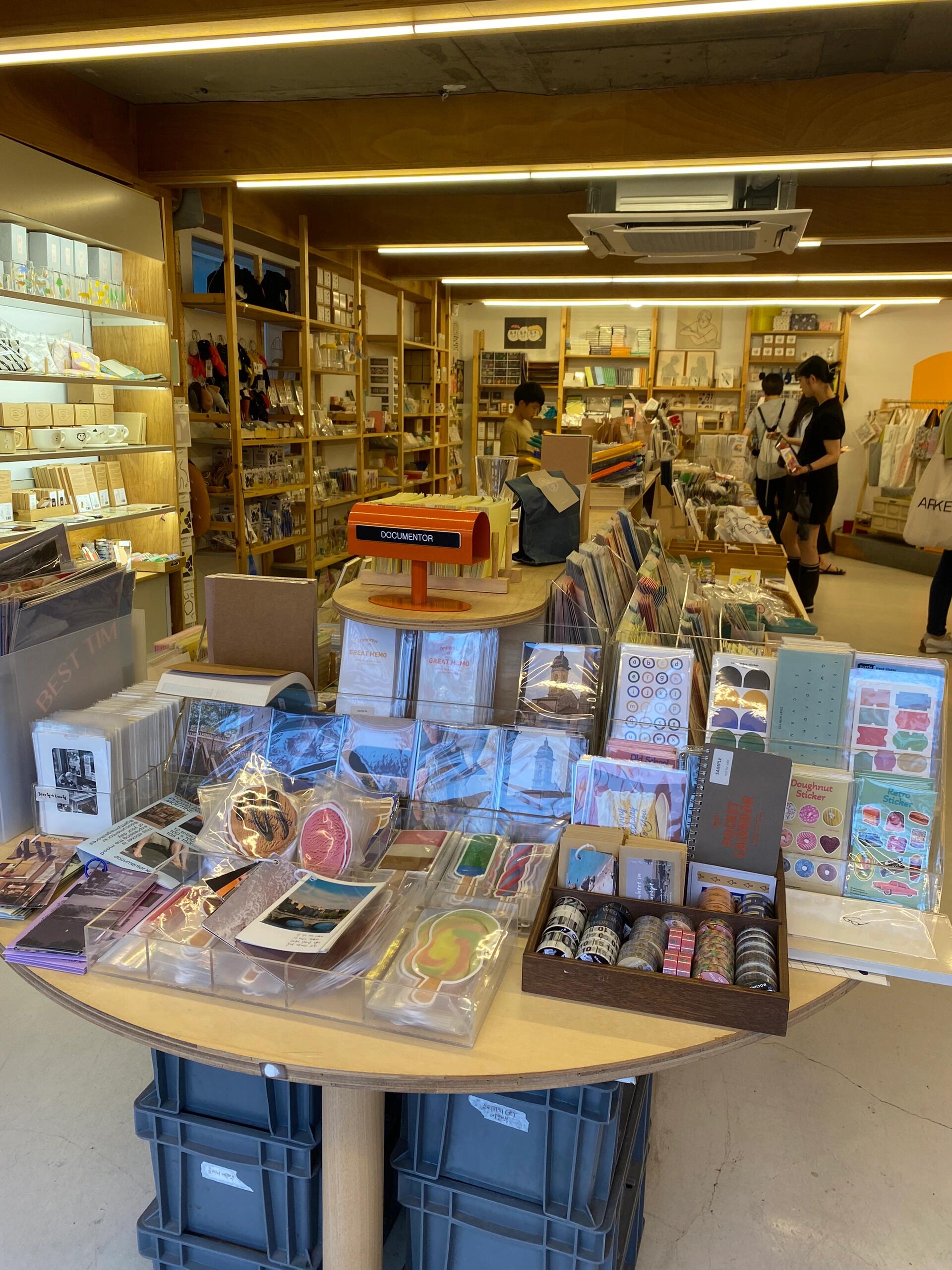 
                        ???? 弘大6號出口的Object餐廳帶來全新美式主題啦！?大家好！最近去了弘大附近的Object餐廳，發現他們又更新了主題！這次他們帶來了超級酷炫的美式風格，顏色用得超級大膽，感覺整個空間都活躍起來了！??如果你也是個探店達人，喜歡嘗試新鮮事物，那你絕對不能錯過這次的變化。下次來韓國玩的時候，記得把Object加入你的旅游清單哦！???#弘大探店 #韓國旅游 #美食探索