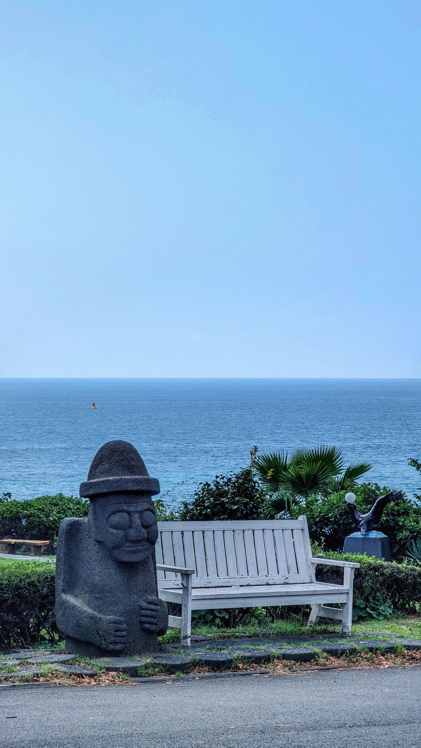 
                        今天濟州島西歸浦天氣超贊??早晨從濟州市出發前往西歸浦，途中山間細雨飄灑，幸運的是西歸浦的天氣迎來了晴朗??。準備好相機，目標馬羅島，一起去留下美好回憶吧??！#濟州島旅行 #西歸浦 #韓國旅行
