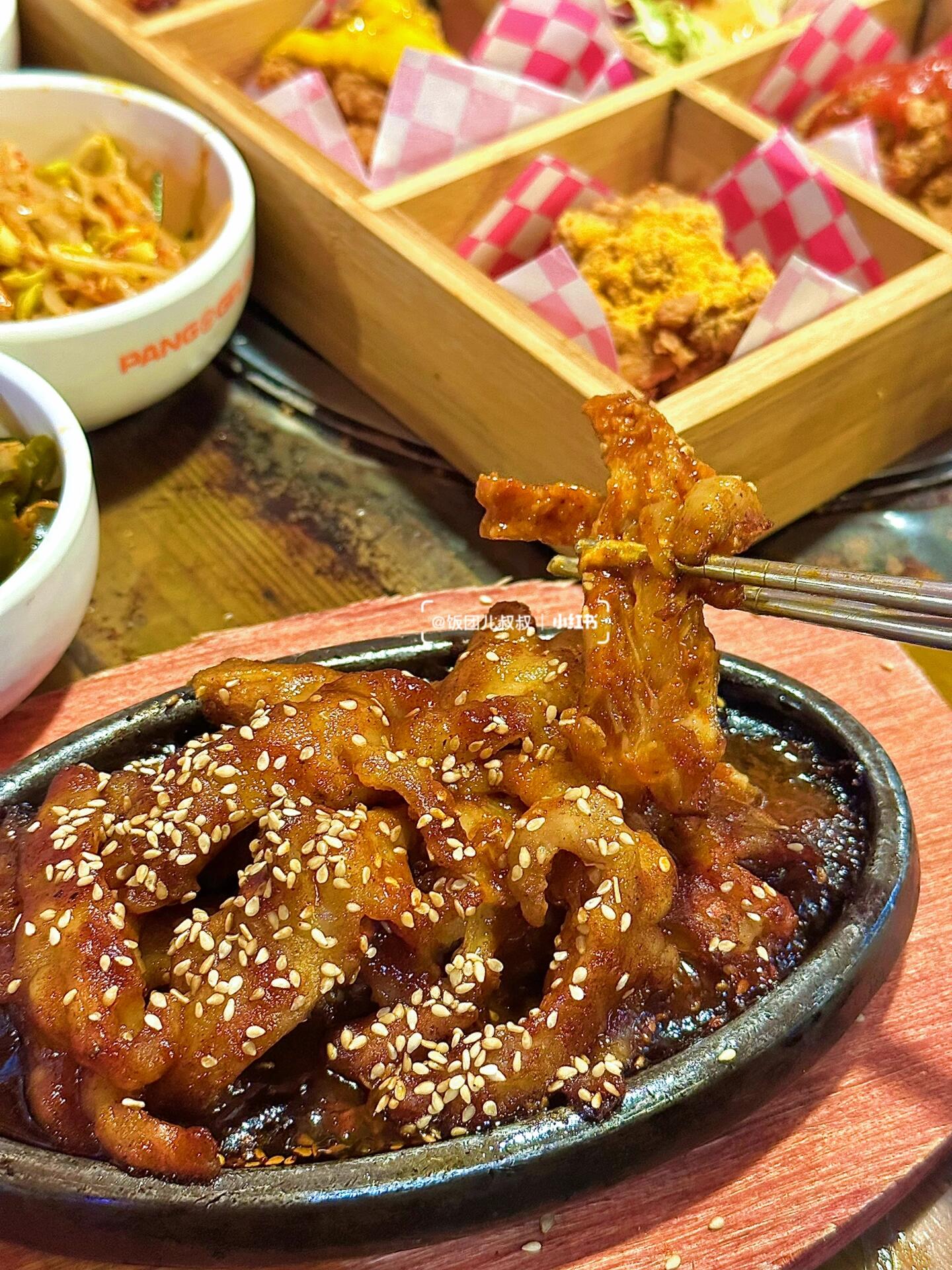 
                        北京plmm快去喝這個蜂蜜米酒??巨巨巨好喝！宇宙中心韓餐鼻祖非這家莫屬，進門就有韓國大排檔既視感，氛圍太到位！而且味道好吃性價比極高，不得不說開了近二十年的老店確實有點東西????·??「牛魔王大戰小章魚 」滿滿一鍋章魚搭配正宗韓式辣醬，調味太贊我把火雞面也放進去了，簡直絕了！里面還有糯嘰嘰的炒年糕·??「九宮格炸雞」一次性4種口味的炸雞治好選擇困難癥，我pick辣醬和芝士味的～肉質不干柴鮮嫩多汁，雞皮咔哧咔哧有靈魂·??「蜂蜜米酒」我終于喝到了！任何 plmm沒來喝過我都會傷心的??蜂蜜晶瑩剔透，米酒倒進去好喝不上頭，清爽的米酒中多了絲絲香甜，姐妹干杯真是合適不過了·??「春川雞排芝士火雞面」雞排、芝士、火雞面的搭配誰能不愛？芝士加熱后拉絲再包裹上雞肉和火雞面，芝士腦袋愛慘了·不夸張地說我和姐妹要了一大桌沒有一道踩雷，韓餐必選菜品金槍魚海苔拌飯??和辣頓豬肉湯??都味道絕佳，而且店里拍照感覺就在韓國街頭，巨出片·??店名：流忙村(五道口店)??地址：北京市海淀區成府路27號國際食尚苑2層#夜宵好去處 #筆記靈感 #北京探店 #北京美食 #北京帝都探店 #韓餐 #炸雞 #米酒 #韓國料理