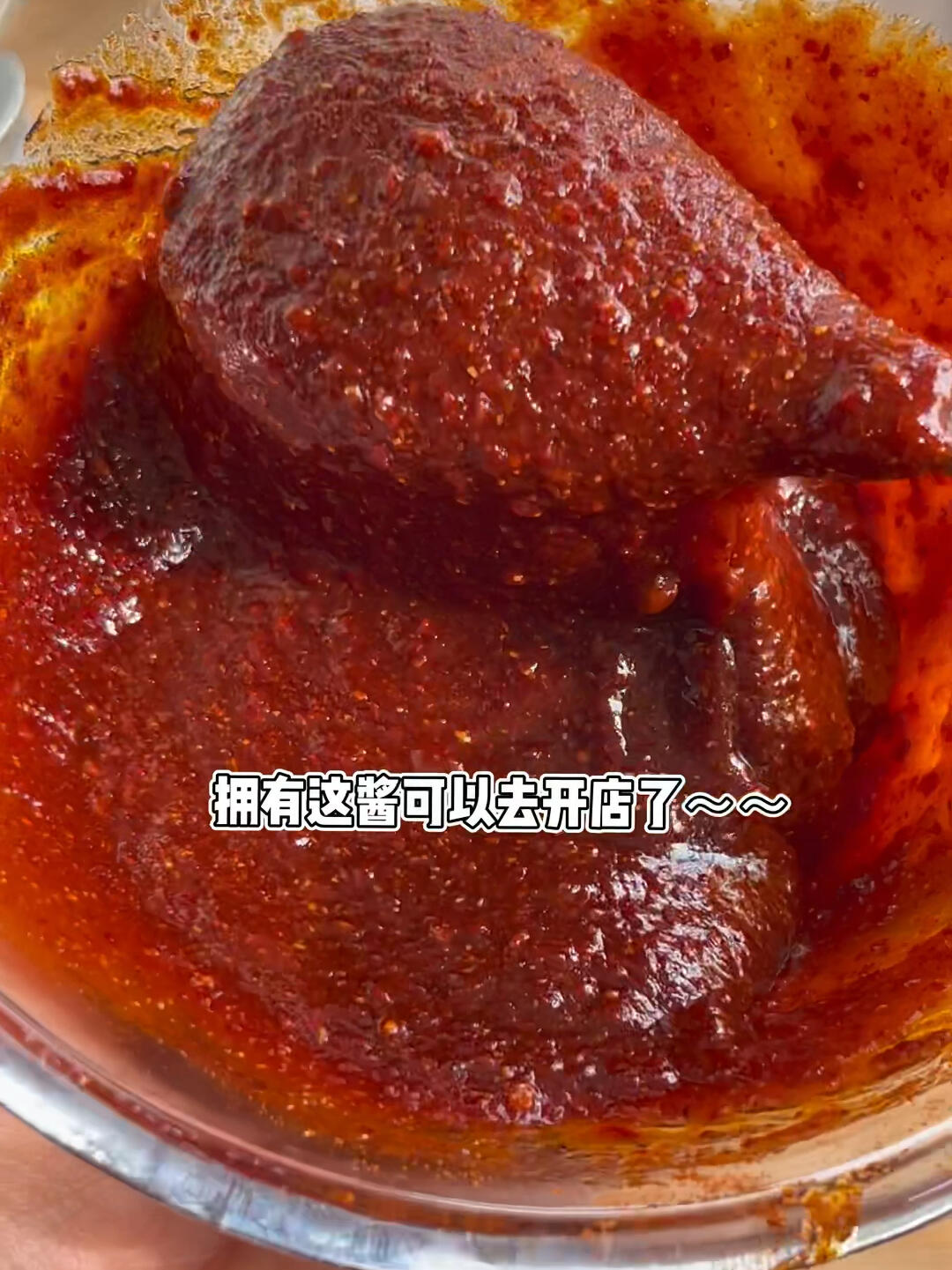
                        在家也能大快朵頤正宗韓式炒年糕??超滿足～大家好！今天要跟大家分享的是，不用飛到韓國也能享受到的地道炒年糕秘訣??，我已經按照這個方子試做了兩次，我的朋友們都說跟在韓國吃的一模一樣呢！??你知道嗎？這個做法在韓國人中幾乎人盡皆知，操作起來超級簡單。幸好我家里調料齊全，這下冬天可以吃得暖呼呼的啦！??#冬日暖食 #韓式美食 #炒年糕控 #魚餅愛好者