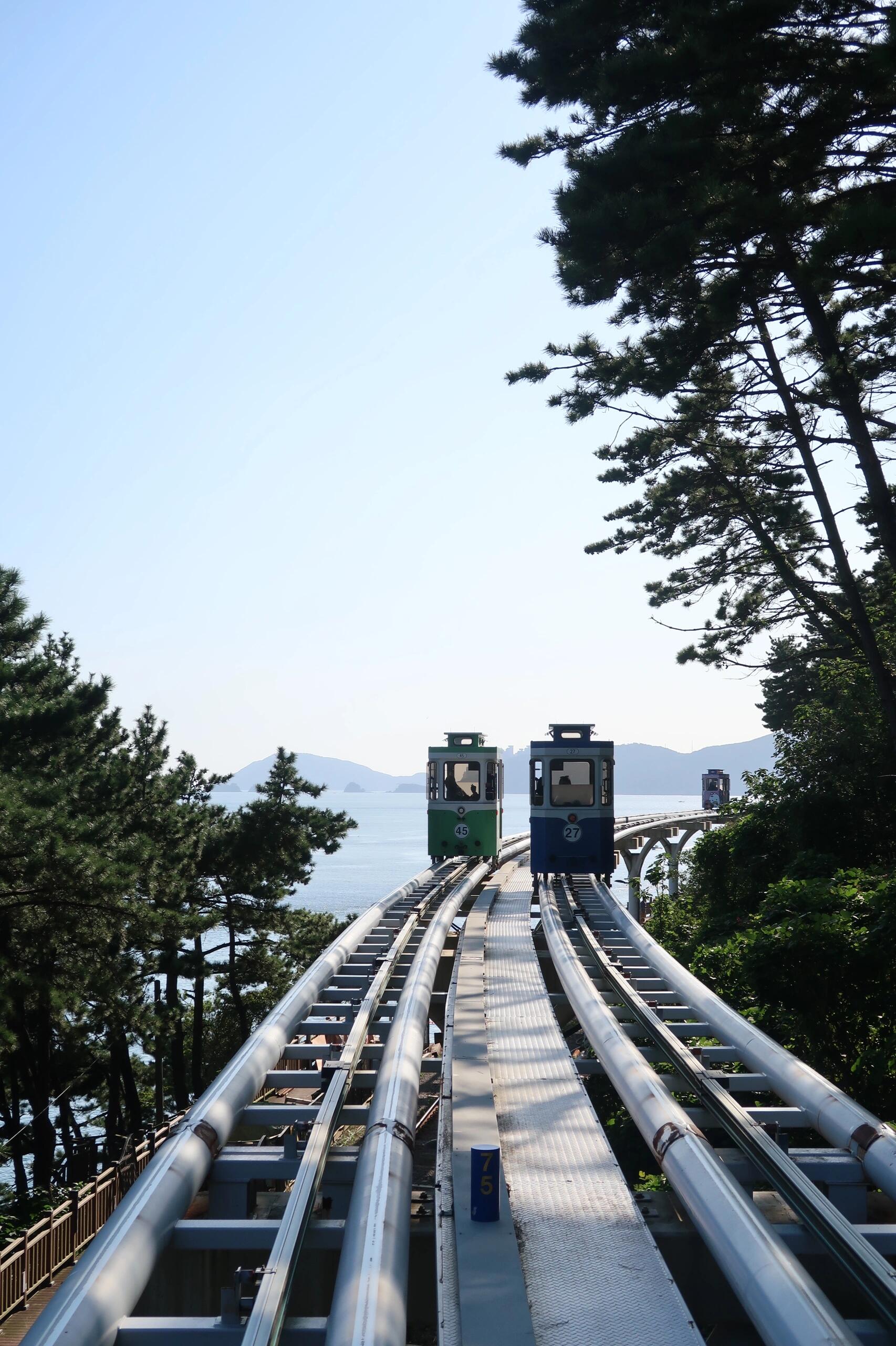 
                        ???? 釜山膠囊列車體驗 | 光芒也將照耀你 ??想要捕捉那完美的光影嗎？推薦下午3-4點登上釜山的膠囊列車，那時的陽光最適合拍出美美的照片哦！??在P5.7.9，你會發現自己置身于一個充滿魅力的海邊小街，周圍散布著許多超可愛的小店，非常適合悠閑地逛逛，順便拍拍照，享受那份寧靜與美好。?????別忘了，要乘坐膠囊列車，記得提前上官網blueline park預訂你的座位哦！來吧，和我一起在這個被譽為韓國小鐮倉的地方，留下你的足跡吧！???#韓國旅行 #釜山 #釜山膠囊列車