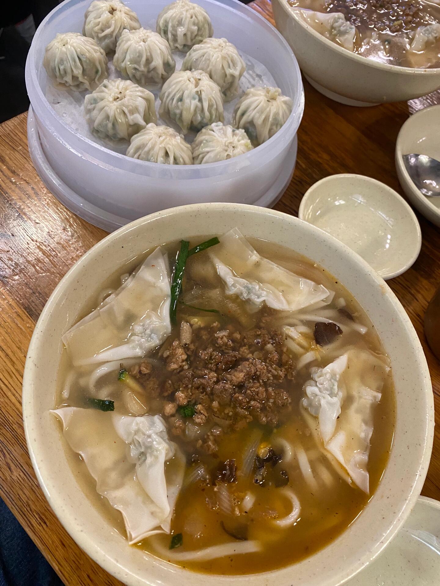 
                        ????明洞美食探店記：這家店必須打卡！??記得上次來明洞的時候，隨便走進了這家店，味道還不錯??。昨天和朋友逛明洞，順便去做了個皮膚護理???♀?。路過這家店時，竟然看到大排長龍，好奇心驅使我們加入了隊伍，發現排隊的不僅是游客，連當地人也絡繹不絕??。后來才知道，這家店居然是米其林推薦的餐廳??！我們點了2碗面和1盤餃子，一共32000韓幣，性價比超高，面條還可以免費加！??個人覺得味道真的不錯，就是泡菜對我來說辣到爆炸了，哈哈?????。對了，有人知道明洞的名工餃子和江南的餃子有什么不同嗎？#韓國旅游 #首爾美食 #明洞探店 #周末去哪兒 #留學韓國 #留學生活 #明洞必吃 #找瘋了的美食 #韓國米其林 #韓國購物天堂 ?????