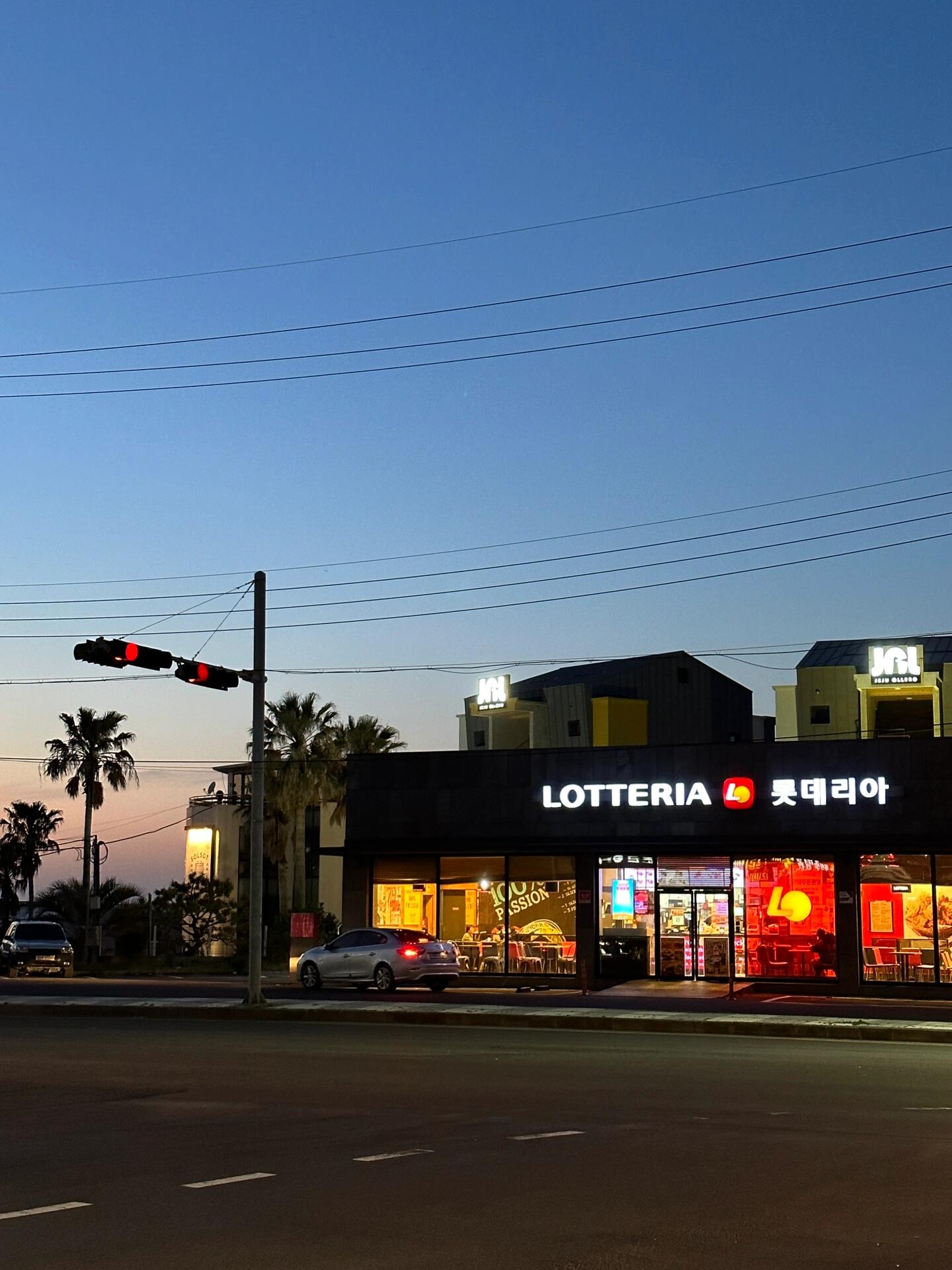 
                        JEJU3天2夜｜四月來濟州島看果凍海吧??來分享一下濟州島之旅的精彩瞬間???：搭乘春秋航空，4月8日一大早從浦東啟程，4月10日夜晚離開濟州。記得提前準備好行程單和酒店預訂信息，出關超順暢~別忘了帶筆哦！??：入住濟州島偶來路民宿，面朝碧海藍天，視野超棒！雖然下午三點才能入住，早上十一點就得退房，有點不太適應??。樓下有家超美的咖啡館，錯過了去嘗嘗真是小遺憾。??流量&手機卡：我們選擇了第二種方式，但其實有三種選擇：1. 購買手機卡（推薦，便于使用taotaxi等叫車服務）2. 租用Wi-Fi設備（方便但需充電，電量用盡就尷尬了）3. 購買流量卡或境外流量包（不太推薦，可能會有速度限制）????交通：在濟州島，我們主要是打車和搭公交。兩人出行這樣挺好，如果是四人團隊，建議包車，別擔心什么坑不坑的，包車能大幅提升旅行樂趣！當然，如果有國際駕照，自駕游才是最棒的。雖然全程打車真的不便宜（比如往返牛島大約500人民幣），但濟州島的公交系統實在是...讓人頭疼（市區還行，一旦離開就別指望了）。Google Maps有時也會帶我們兜大圈子。推薦景點：??牛島：絕對值得一去，美得不要不要的！花生冰淇淋可以嘗嘗，但別期待太高。王子拉面的海鮮拉面超級好吃，其他的就一般般。blank rocher咖啡館，美極了，強烈推薦！??月汀里：白沙灘美如畫，大家都在沖浪??，我因為怕冷就沒下水。附近有家衣服店，風格獨特，超有感覺。??崖月邑：bomnal cafe的景色真的很棒，手機都拍不出那種美。不過飲料和蛋糕就一般般。我們去的時候是陰天，海浪很大，沒能坐果凍船。nolman沒找到，只好隨便吃了旁邊的韓餐，味道一般。??市區：保健路和七星街都還行，有些小店，但我們去得晚，七點多就關門了。典農路如果櫻花沒了就沒啥看頭。東門市場的小吃也就那樣，最好的是鮮榨橘子汁。新羅免稅店周末不開門，周一貨都賣光了，排隊半天也買不到。雖然還有很多景點和西歸浦沒去成，有點小遺憾，但濟州島的美麗是毋庸置疑的，強烈推薦大家去看看！如果有機會，我還會再去的。#旅行 #濟州島 ???????????