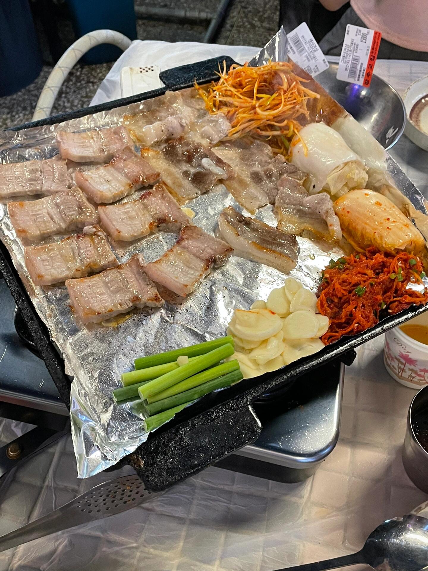 
                        ????首爾美食探店大公開！留學生親測必吃清單?在首爾的日子里，我幾乎踏遍了小紅書上的人氣美食店，也嘗試了許多韓國朋友的心水推薦。??盡管味蕾有差異，但我還是發現了幾家讓我一再光顧的寶藏餐廳！???? ????（往十里）- 肉食愛好者的天堂，烤肉香氣四溢！?? ?? ???（圣水）- 傳統韓式料理，每一口都是溫暖。?? ?????（文俊輝同款 可外賣）- 韓流明星同款，外賣也能享受美味。?? ?? ????（新村）- 雞肉鮮嫩，湯汁濃郁，絕對回味無窮。?? ??? ?? ???（NCT同款 本人光顧超10次）- 超過十次光顧，每次都讓人滿足。?? ?????（往十里 人很多 要提前去）- 人氣火爆，辣味雞爪讓人欲罷不能。?? ???（首爾林 SM大樓下）- 日式風味，簡約而不失美味。?? ????（NCT SEVENTEEN同款 好吃）- 韓流偶像也愛的美食，味道自然不用多說。#首爾美食 #圣水美食 #往十里美食 #韓國旅行攻略 #我的美食日記 #周末探店 #旅行中的地道美食 #首爾探店 #SEVENTEEN #NCT ??????跟著我，一起品嘗真正的首爾風味吧！???????