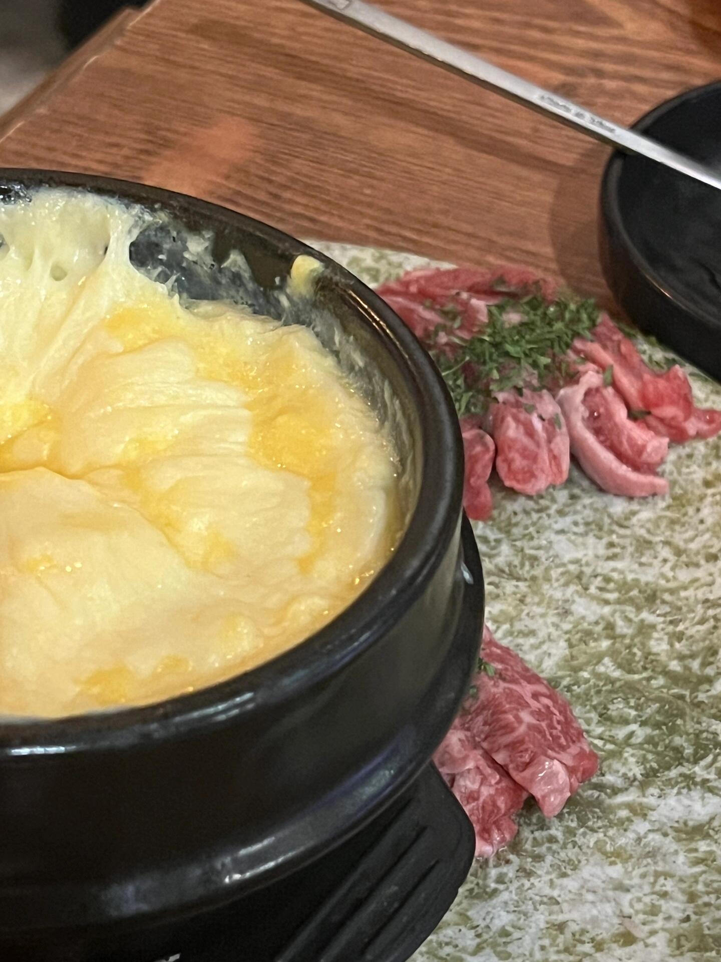 
                        ????首爾弘大烤肉探店 | 本地人推薦高分美味??首次回歸韓國的日子，當然要以烤肉開啟美食之旅啦！??在NAVER搜尋到一家當地人狂贊的烤肉店，評分超高，必須嘗一嘗！??真正的韓式體驗，這里的豬肉是地道的韓國品種，一咬下去就能感受到與眾不同的美味，肉質超贊！??我們點了“全家福”套餐，每一樣都讓人超滿意！??還有那個芝士雞蛋羹，簡直是搭配烤肉的靈魂伴侶！????搭上一杯清甜的水果燒酒，和朋友們舉杯暢飲，美味加倍！????NAVER上的評分高達4.7分，瀏覽量都破千了，人氣火爆！????地鐵信息：弘大入口站，9號出口直行即達??詳細地址：?? ??? ???16? 19 1-3?#韓國烤肉 #首爾美食探店 #首爾美食日記 #韓國留學生活 #韓國日常 #首爾吃貨日記 #韓式烤肉體驗 #首爾烤肉推薦 #韓國美味發現 #韓國料理愛好者 ??????