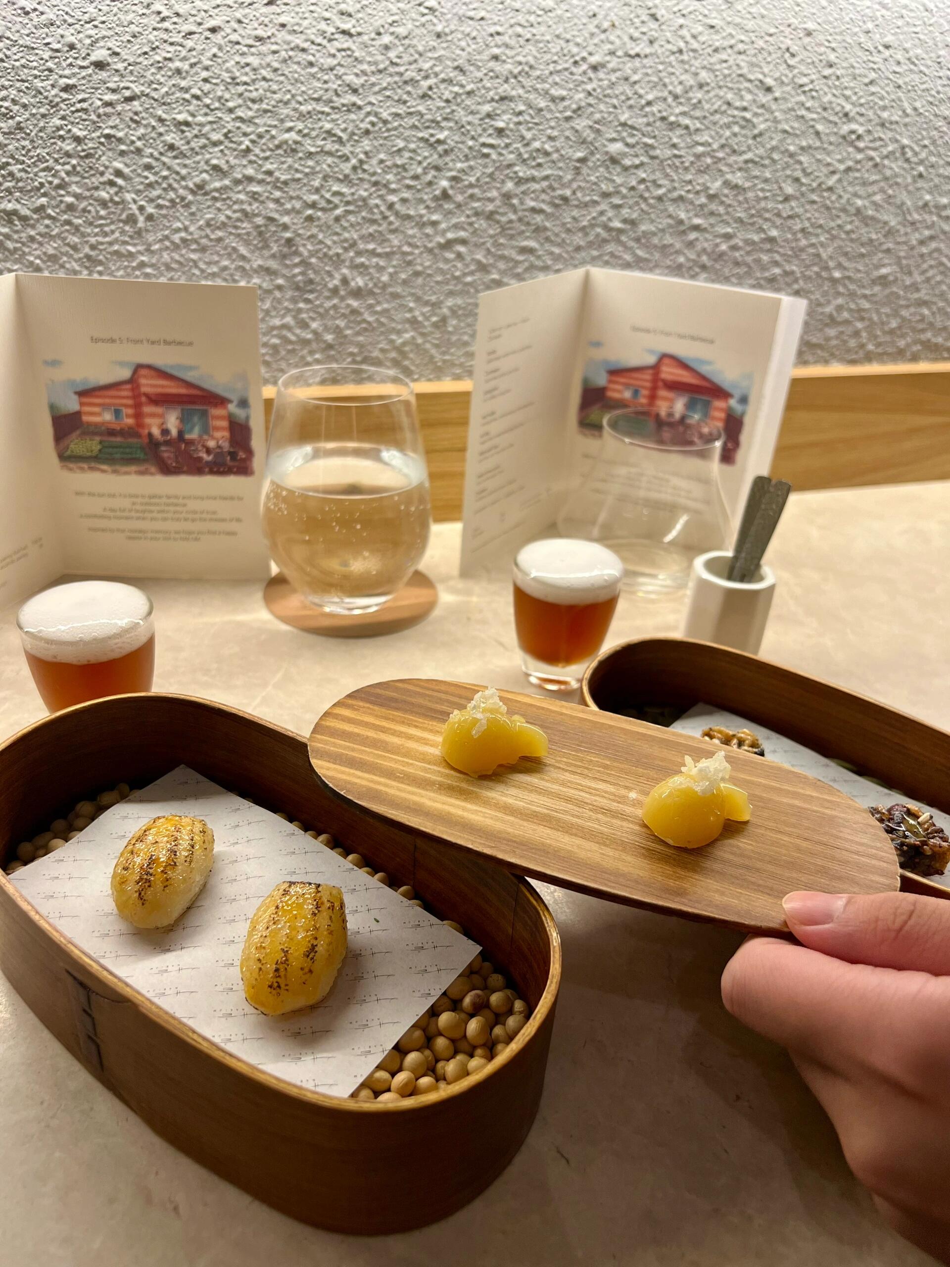 
                        ???? 韓式美食驚喜之旅 - Naeum體驗記?在倫敦曾有過不愉快的韓式米其林體驗，本以為這次的期待值不高，沒想到Naeum徹底顛覆了我的看法！?? 整個用餐過程簡直完美，雖然是亞洲人熟悉的調味，但每一道菜都透露出主廚的匠心獨運，沒有一絲乏味。而且，每個菜品的擺盤都超級精致可愛，滿滿的韓式風情～???這季的菜單“Episode 5: Front Yard Barbecue”每道菜都讓人回味無窮，但有兩道特別印象深刻：·somyeon - 主廚的招牌冷面，簡直是全場之最，小白蘿卜花點綴其中，美味又精致！??·hotteok - 作為甜品控的我超滿意，傳統韓式煎餅配上紅棗冰淇淋和雜糧脆片，口感層次豐富，甜而不膩！??用餐間不經意聊起了在倫敦的那次不愉快經歷，服務員竟然好奇地來打聽是哪家餐廳，他們的主廚對于提升韓式料理水平可是很上心的，看來Naeum的競爭意識也是滿滿的呢！?? 和倫敦那家相比，Naeum無疑是勝出了。已經開始期待下一次來新加坡，繼續探索Naeum的新菜單了！????NAEUM Restaurant161 Telok Ayer St, Singapore 068615#新加坡探店 #新加坡美食 #新加坡吃什么 #新加坡米其林餐廳 #米其林 #米其林餐廳探店 #米其林一星 #新加坡米其林一星 #finedining #韓國料理