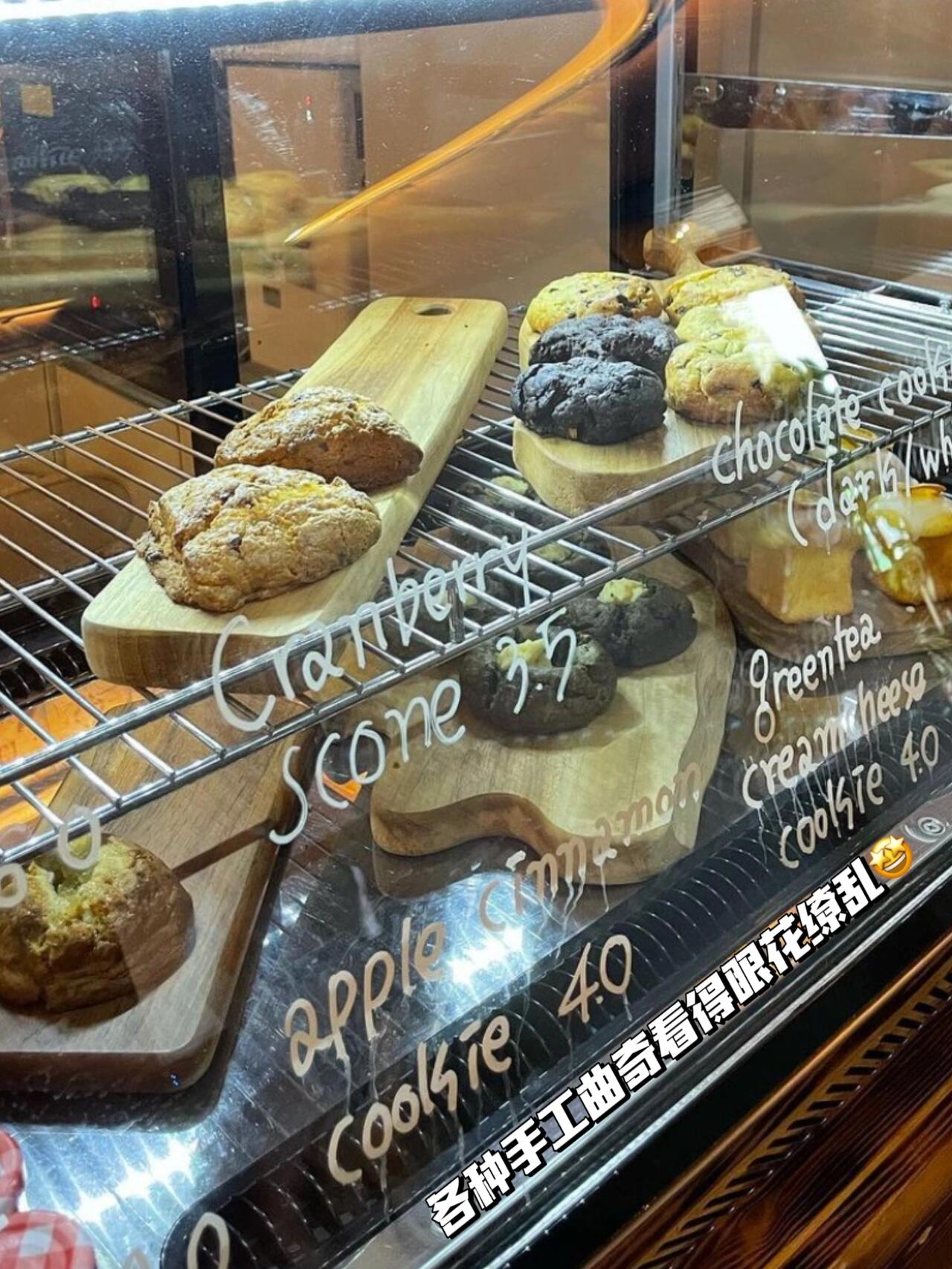 
                        ???? 張元英打卡｜出片率超高甜品酸奶咖啡店?? 延南洞家 (????)?? 韓文地址：?? ??? ??? 252-11?? 中文地址：首爾麻浦區延南洞252-11? 營業時間：每日 11:00~21:00 (點單截止于19:30)?? 三明治：14,800~21,800韓元 希臘酸奶：8,400韓元.探店小分隊????♀?來報道啦！今天要帶大家去的是一家美到爆表，拍照必備的咖啡店！偶像張元英都親自打卡哦！??咖啡店藏身在弘大附近的住宅區，走過去可能會錯過，因為它外表低調得像個普通的家！但別急，跟著元英妹妹的腳步，門口就是網紅打卡點！?.?? 進店后，迎面撲來的是曲奇餅干的香氣，簡直不要太誘人！??而且，他們家的希臘酸奶也是絕了，不是那種流流的酸奶，而是像芝士一樣濃郁的固態酸奶，吃起來超滿足！搭配新鮮水果，簡直是健康美味的代名詞！餓了的話，他們的三明治也是必點哦！??.?? 價格可能稍微有點小貴，但是為了這個超級好看的布局和美味，真的值得一試！不僅能吃到美食，還能拍到美照，一舉兩得呢！??.????? 每周都會更新明星們光顧的韓國美食店、咖啡店、飾品店，不要錯過哦！#韓國旅游 #韓國旅行 #咖啡店 #韓國明星同款 #酸奶 #甜品 #低卡甜品 #張元英 #張元英同款 #IVE張元英 #韓國咖啡 #韓國咖啡店 #韓國咖啡廳 #韓國探店咖啡廳 #韓國美食 #韓國美食探店 #韓國街頭美食 #希臘酸奶 #brunch #曲奇 #手工餅干 #咖啡店探店 #明星同款美食 #明星同款美食探店