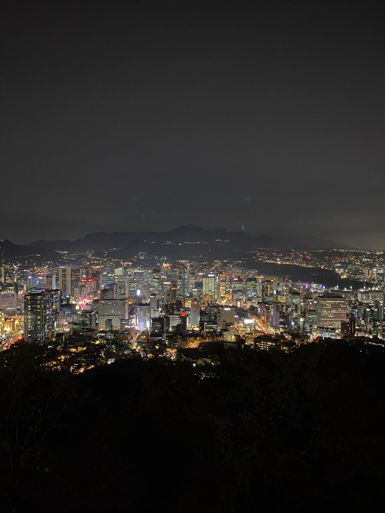 
                        ??? 韓國最佳夜景拍攝地點？當然是南山塔啦！???? 不僅可以和朋友浪漫的坐纜車，還可以和朋友浪漫的爬山，可謂是約會的不二之選。今天第一次坐公交上了南山塔，和朋友一起享受愜意夜晚生活。#首爾南山塔 #美麗 #夜晚拍照 #韓國 #約會 #夜景 #浪漫 ????