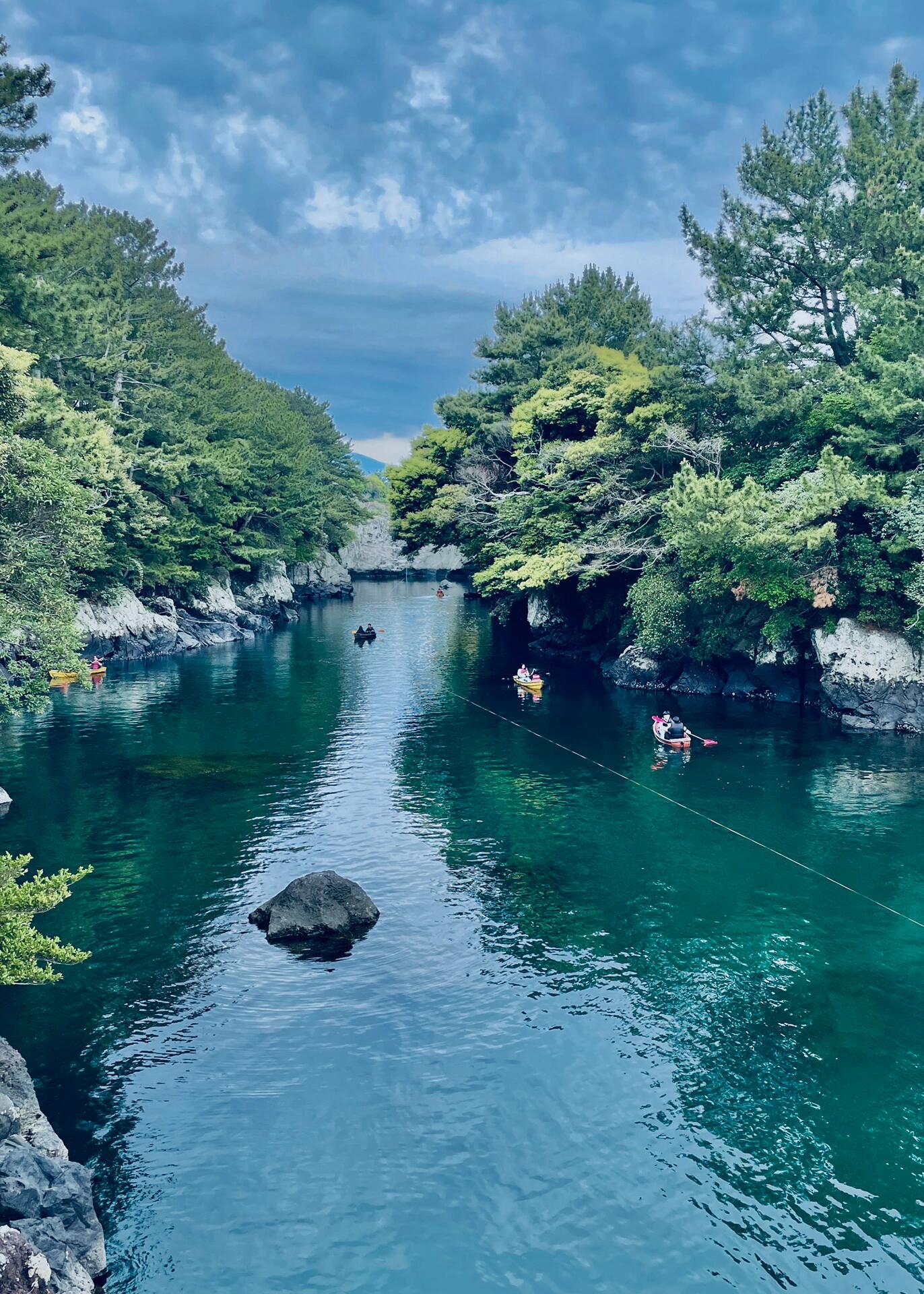 
                        ??濟州島探秘 | 西歸浦牛沼河口，水上樂趣等你體驗?探索濟州島的秘境，來到了被大自然寵愛的地方——牛沼河口，這里是壯麗漢拿山的天然河流匯入大海的地方。???距離西歸浦市區僅約10公里，你可以和朋友或愛人一起，雙雙駕駛小木船，感受水波輕拂的樂趣。???♂????♀? 只需20分鐘，就能環繞一圈，體驗費用也很親民，每人僅需10000韓幣。如果你們是一大家庭，不妨選擇多人乘坐的船只，船夫會一邊劃船一邊為你們講解，讓旅行更加豐富有趣。???????????雖然今天天空有些陰沉，但想象一下，如果是晴朗的日子，這里的水會更加蔚藍，清澈透亮，美景令人心醉。?????不要錯過濟州島的這片小眾旅游勝地，讓我們一起在西歸浦創造難忘的水上時光吧！??#濟州島 #西歸浦 #西歸浦攻略 #濟州島小眾旅游地