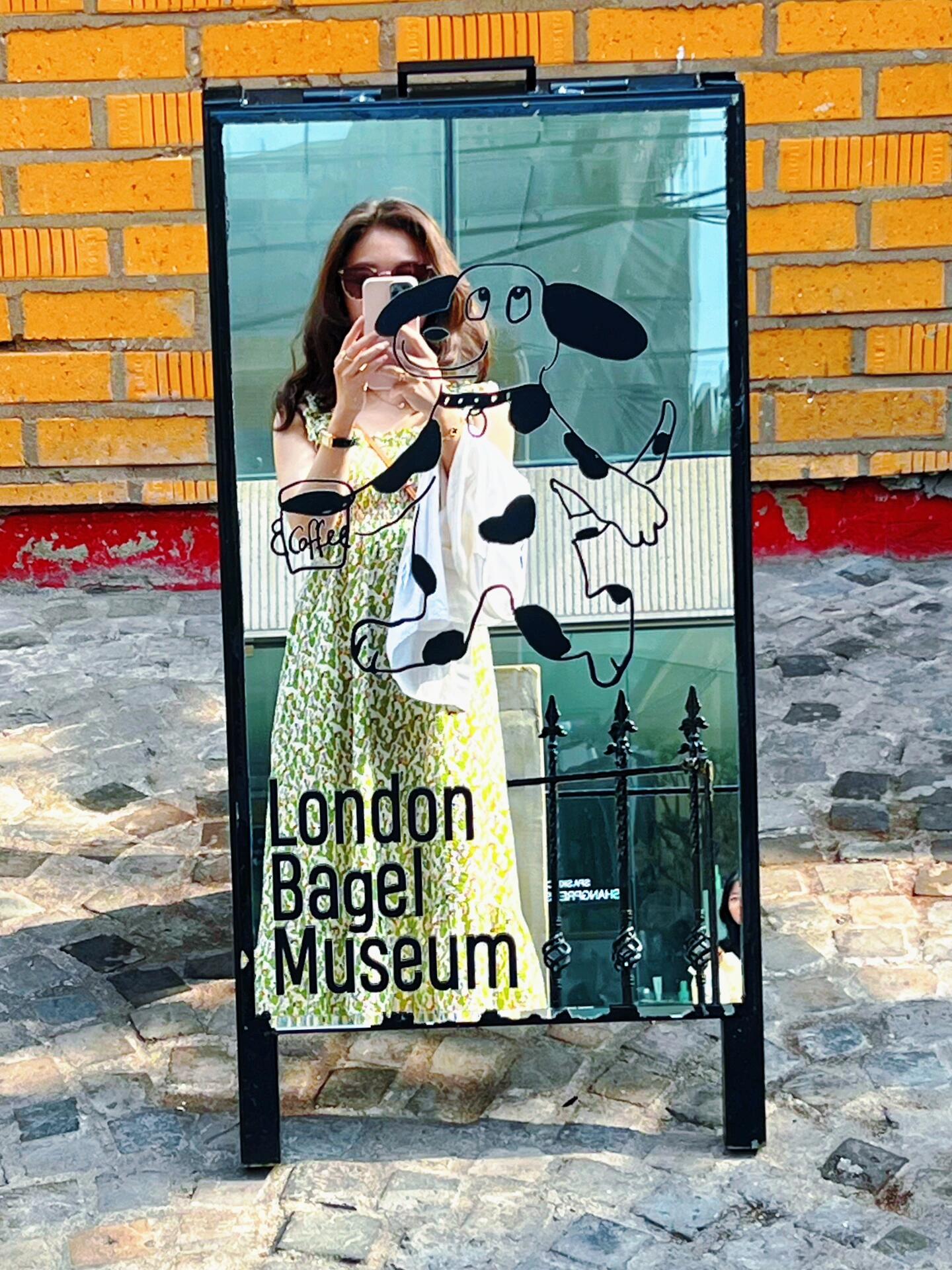 
                        ????首爾bagel｜排隊2個小時也很值得！！！在首爾尋找美味的bagel？??不要錯過London Bagel Museum！這家店的人氣火爆到讓人愿意排隊等待，而且絕對值得！我們探訪了位于狎鷗亭的分店，它的獨特風格和美味讓人印象深刻。想要找到這個美食地標，直接在Naver地圖上搜索??London Bagel Museum就可以了，地址非常精確。不過記得，要有足夠的耐心等待哦！??排隊取號到了門口，會有工作人員指導你在pad上取號。如果你沒有韓國的電話號碼，隨便輸入幾個數字，然后用手機拍照記錄下來。等叫到你的號碼時，出示照片即可。店內外都有排隊的隊伍，但戶外的隊伍通常較短，可能是因為天氣熱的關系。我們選擇了戶外排隊，大概20分鐘就能入座，這也算是個小貼士吧。??點餐坐下后才能點餐。點餐區域就像一個面包店，所有的bagel都按口味擺放在桌上，讓人看了就食欲大開。這里的bagel顏值超高，每一個都讓人垂涎。它們的口感比平時吃到的要軟一些。我特別推薦幾款我超級喜歡的：-Spring onion Bagel：小蔥口味，香氣撲鼻，必嘗！-Potato Cheese Bagel：土豆和奶酪的完美結合，必嘗！?????-Basil Bagel：吃起來就像在享受羅勒醬意面，必嘗！-Jambon Butter Bagel：經典的黃油火腿組合，必嘗！??店內裝修充滿英倫風情，共有兩層空間。此外，還有許多帆布袋和貼紙等周邊商品可供購買。建議在13:00之前前往，因為下午一些熱門口味可能會售罄。狎鷗亭周圍有很多精品店，排隊時可以逛逛，但它們通常中午才開門。#首爾 #首爾探店 #首爾美食 #首爾旅游 #貝果 #倫敦貝果博物館 #首爾brunch ???