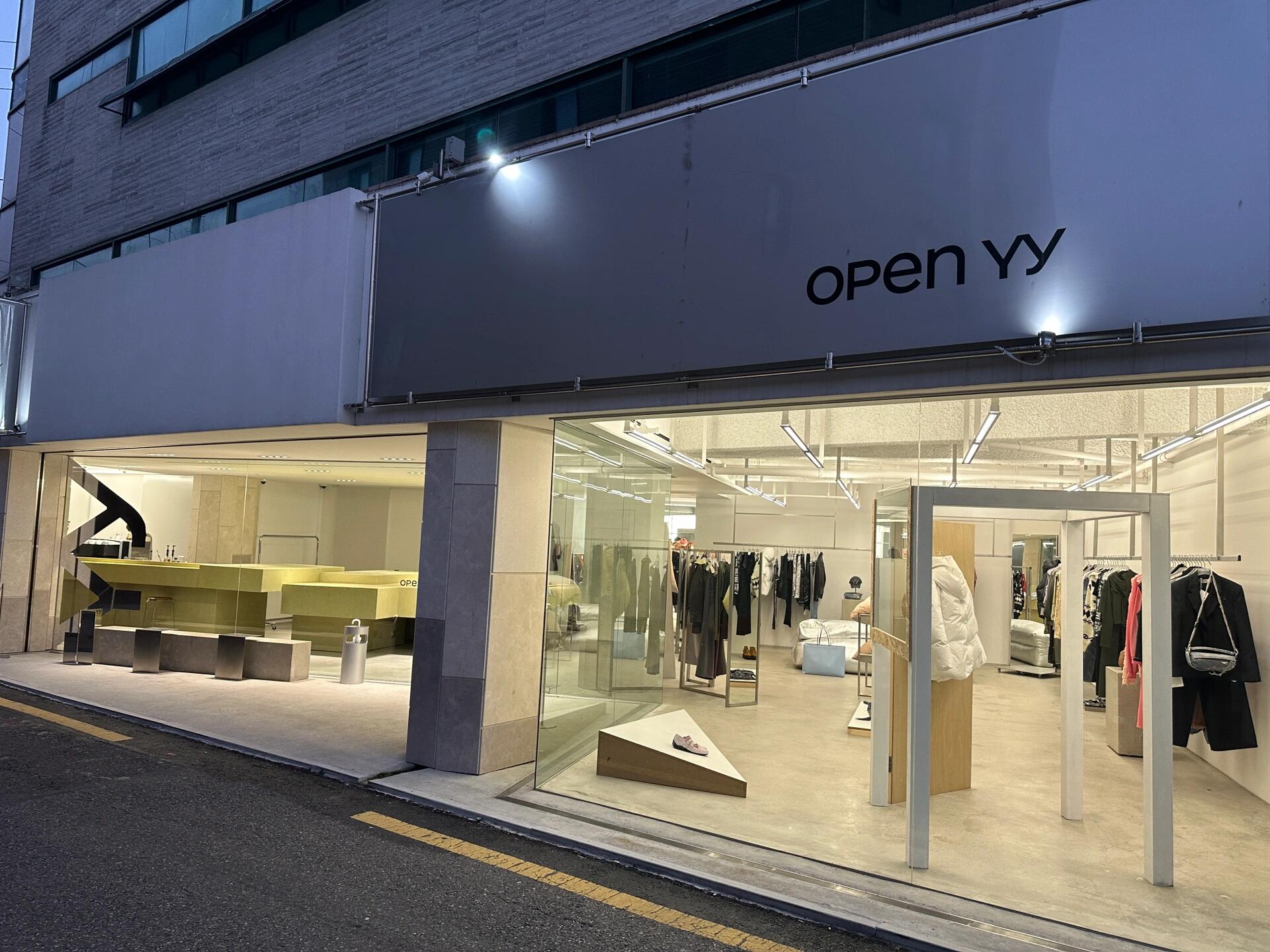 
                        首爾逛街 如果只能逛五家店？圣水|漢南|新沙1. Empty - 圣水??? 四層樓的潮流天堂，男士款式居多，小貴但值得！裝潢超美?2. Matin Kim - 圣水?? 每一件都讓人心動，價格親民。多到挑花眼，買買買！3. Open YY - 漢南洞?? 這家店簡直了！最值得打卡的地方！美翻了，服務超贊??。本來在糾結一條鏈子，結果店員一展示，立馬決定入手！藏身小巷，留到最后享受驚喜吧～4. Ader Error - 新沙?? 宛如太空藝術館+咖啡館，拍照圣地。男款為主，風格獨特。每層都有驚喜，必看！5. Grove - 漢南洞?? 超級可愛的風格，比起其他家更俏皮。這家店空間大，款式多，甜美滿分！??榮譽提名：wiggle wiggle - 門口帥哥讓人心動，必須去一睹風采！Arcade: 店家姐姐溫柔又親切！衣服質感佳，適合日常或送禮。快進快出：?Marithe漢南洞：小店大熱，人潮洶涌，或許不如預期？?EPT: 排隊人龍長，不妨考慮其他選擇？?Recto: 熱門款式常缺貨，有空再逛逛。不推薦：?Emis漢南洞：店鋪小而且選擇少，非必去。?Nerdy弘大：除非你想和??合影，否則可跳過。以上就是我的首爾逛街攻略啦！快來這些店鋪找找你的心頭好吧！???#首爾 #首爾探店 #圣水洞 #漢南洞 #新沙洞林蔭路 #韓國旅游 #首爾旅行