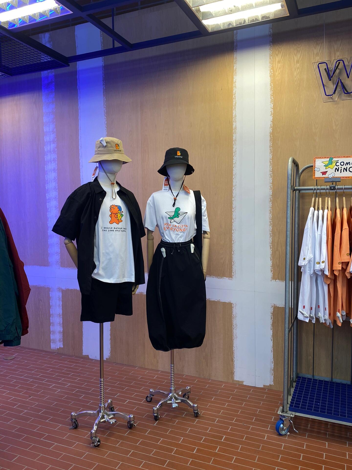 
                        弘大購物天堂，不容錯過的WONDERPLACE！?如果你是個熱愛時尚的購物達人，那么在弘大，WONDERPLACE絕對是你的必逛之地！??? 就像ALAND一樣，這里匯集了各種潮流單品，讓你輕松打造個性穿搭。??特別是那些時髦的短款上衣，簡直美得不要不要的！?? 除此之外，這里的帽子、配飾等小物也都超級有范兒，絕對能讓你的造型更上一層樓！????而且，交通超級便利哦！只需走到??弘大站的8號口出來，沿著路就能找到這個購物天堂。途中你還能看到海底撈，對，就是那個讓人垂涎三尺的火鍋店！?? 還有Indibrand等其他店鋪等你探索。所以，下次來首爾旅行的時候，別忘了把WONDERPLACE加入你的購物路線，讓你的首爾之行充滿時尚與樂趣！??#韓國逛街 #韓國穿搭 #韓國生活 #韓國購物天堂 #首爾探店 #首爾逛街必去 #首爾購物推薦 #首爾旅行必逛