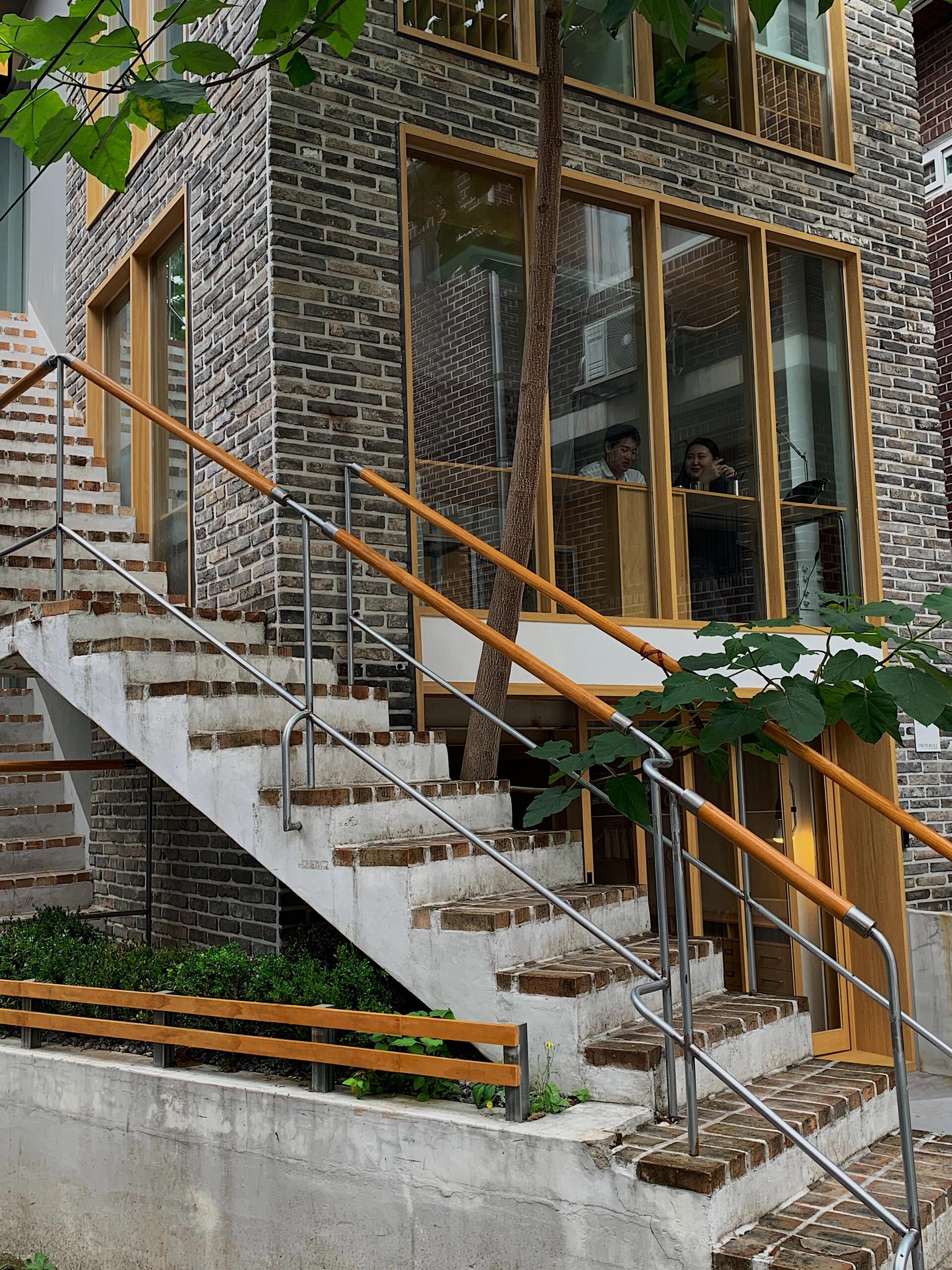 
                        首爾探店｜合井｜私藏最美的不限時咖啡館???超愛的PROTOKOLL咖啡館在上水站又開了第二家分店這間必須要推薦給大家裝修風格和第一家很相似但這家更寬敞更美麗！一進門就要先點餐可以嘗試品嘗咖啡店員會非常細心地介紹??穿過一個小巷子你會發現一個三層樓高的用餐空間美得讓人心動??在這里可以享受超棒的工作時光下午的陽光灑落，格外美麗咖啡口感順滑，超級好喝每個座位都配有插座和文具這是一個要多次回訪的工作咖啡館趕緊收藏起來吧??????PROTOKOLL ???? ?????每天 10:30-20:00?? ?? ??? ?????2? 10 1?(上水站4號出口）#首爾 #合井 #咖啡館 #不限時 #美麗空間 #享受時光 #咖啡愛好者 #首爾旅行 #首爾生活 #韓國探店 #韓國咖啡 #首爾咖啡館 #高顏值咖啡館 #韓國旅游 #韓國生活 #ins風咖啡館 #韓國美食探店 #合井咖啡館 #首爾下午茶 #首爾周末去哪兒 #首爾美食 #首爾咖啡日記 #首爾高顏值地點