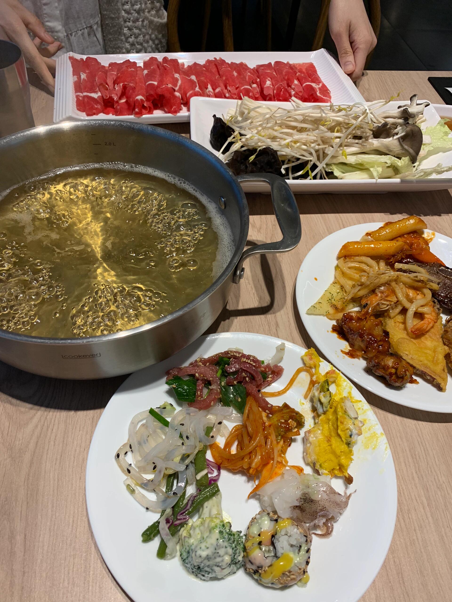 
                        ????性價(jià)比超高的新開火鍋店?? 弘大店盛大開業(yè)啦！大家好！今天要給大家安利一家新開的火鍋店，名字叫做maru 呷浦呷浦，是一家日式火鍋店哦！??這家店不僅有傳統(tǒng)的呷浦呷浦，還有越南卷??、手搟面和粥等等，選擇超級(jí)多！而且他們家的自助區(qū)還有壽司??和各種西餐韓餐，品種豐富得讓人眼花繚亂，每一樣都超級(jí)美味！??maru 呷浦呷浦在韓國(guó)有很多連鎖店，最近他們?cè)诤氪蟠髮W(xué)校園里的天空餐廳開了一家新店。因?yàn)槭切麻_的，還有很多人不知道呢！我和朋友們抓住了開門時(shí)間，五點(diǎn)半就去了，因?yàn)槿瞬欢啵灾鷧^(qū)的食物都是新鮮出爐的，吃得特別爽！??而且你們猜怎么著？?jī)r(jià)格人均只要2萬(wàn)多一點(diǎn)，性價(jià)比真的是超級(jí)高！??店的位置在弘大門進(jìn)去右手邊的大樓16樓，坐在那里還能俯瞰弘大周圍的美景，超級(jí)贊！?? 而且不是學(xué)校的人也可以進(jìn)去，停車還免費(fèi)哦！??地址在這里：?? ??? ???? 94 ????? ??? 16?如果你也是個(gè)火鍋愛好者，那一定不要錯(cuò)過(guò)這家店！快來(lái)嘗嘗看吧！?????#韓國(guó)美食 #韓國(guó)探店 #韓國(guó)生活 #韓國(guó)旅游 #弘大美食