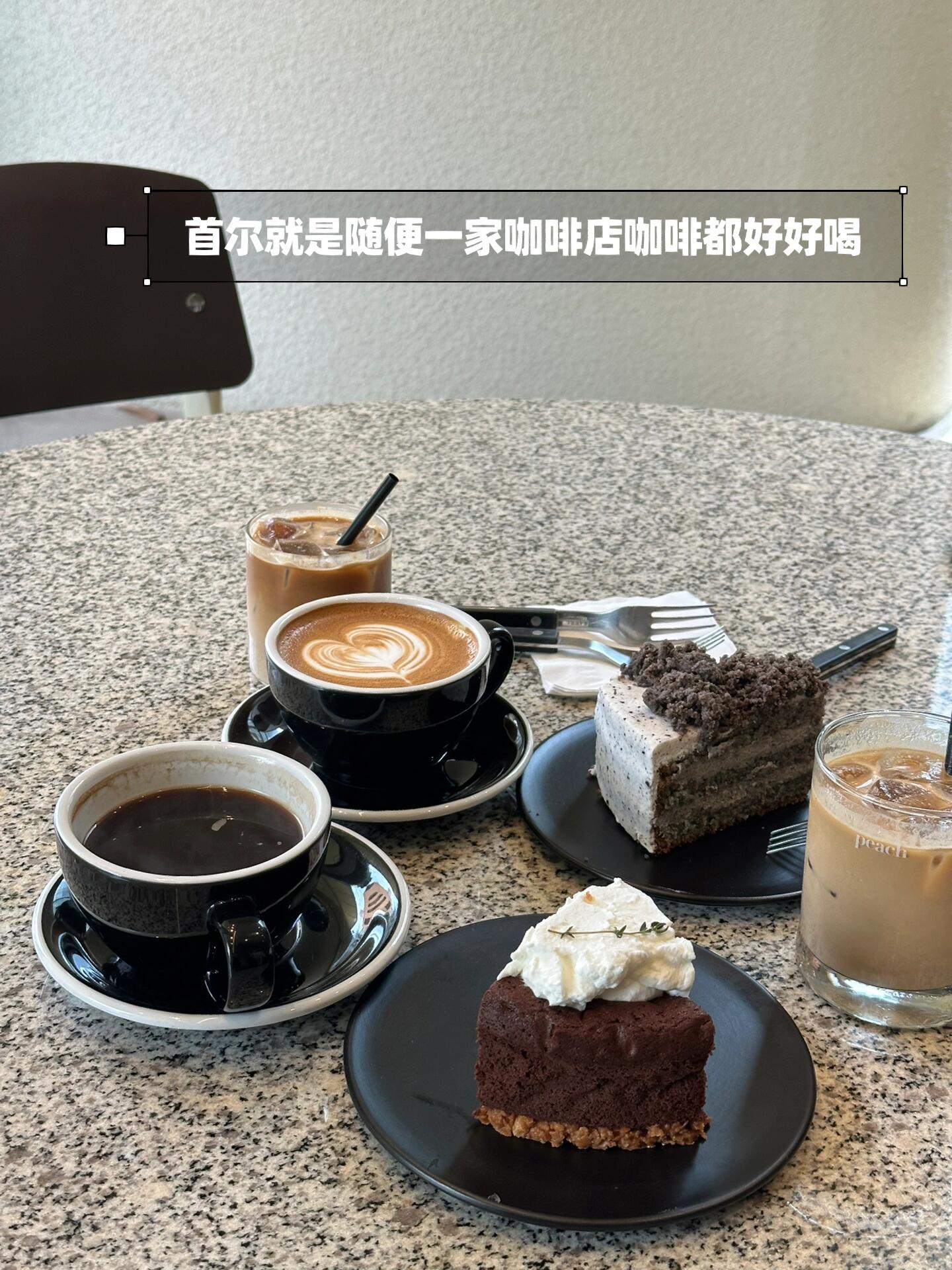 
                        首爾美食探店記??：我吃過(guò)的那些讓人回味無(wú)窮的美味??大家好呀！今天來(lái)跟大家分享一下我在首爾吃到的一些超級(jí)美味的食物，真的是吃貨的天堂呢！下面是我吃過(guò)的美食列表，排名真的不分先后，因?yàn)槊恳粯佣甲屛夷钅畈煌　痉涿勖拙啤吭跁r(shí)髦的新沙洞，想喝到這家的蜂蜜米酒，至少要提前1小時(shí)去拿號(hào)，記得在門口的本子上留下你的大名哦！??蜂蜜現(xiàn)切，甜甜的，搭配米酒簡(jiǎn)直是絕配！不太喜歡甜的小伙伴可以少放一些。我們四個(gè)人點(diǎn)了一塊蜂蜜，價(jià)格是4k韓元/塊，米酒是8k韓元/瓶。另外，韭菜餅和土豆餅也超級(jí)推薦，還有那個(gè)泡菜鍋，辣得讓人欲罷不能！【W(wǎng)oo Tender】在狎鷗亭，今年來(lái)首爾必打卡的韓牛烤肉店，記得提前在vx預(yù)約哦！??這里的特色是把烤好的韓牛上面鋪上新鮮的海膽，簡(jiǎn)直是味蕾的盛宴！我們四個(gè)人點(diǎn)了一份海膽，價(jià)格是當(dāng)日時(shí)價(jià)。肉肉是按150g一份計(jì)算的，每份價(jià)格在8-9w之間，每款肉起售量是300g。我們點(diǎn)了600g的牛肉，大家可以參考一下。還有，他們家的韓牛三明治也是招牌，肉質(zhì)嫩滑，超級(jí)好吃！我們四個(gè)人總共花費(fèi)了40萬(wàn)韓幣。【孔陵一只雞】如果你不去孔陵一只雞，你一定會(huì)后悔的！我有個(gè)在韓國(guó)留學(xué)過(guò)的朋友強(qiáng)烈推薦這家，我原本打算去陳奶奶一只雞，但她堅(jiān)決反對(duì)，非要我試試孔陵一只雞！??真的是太好吃了，湯特別鮮美，醬汁的辣椒簡(jiǎn)直是點(diǎn)睛之筆，喜歡吃辣的朋友一定不能錯(cuò)過(guò)！再來(lái)一份面條，吃得超級(jí)滿足！下次去首爾，我一定還會(huì)再去！孔陵一只雞離弘大很近，吃完還可以去弘大逛逛哦！【新沙烤牛腸】在首爾，這家烤牛腸簡(jiǎn)直是神級(jí)的存在！我去的這家位于圣水。??烤牛腸分大腸和小腸，肥而不膩，小腸烤得酥酥的，大腸的肥肉爆汁，超級(jí)滿足！而且，這家店提供的免費(fèi)辛拉面是我吃過(guò)最好吃的，還可以免費(fèi)續(xù)哦！【元堂土豆脊骨湯】每次去首爾，我都會(huì)吃這家的土豆脊骨湯，一份湯只要1w韓元，里面有兩大塊排骨，肉煮得軟爛入味，湯頭好喝到我都忍不住舔碗了！??辣味十足，讓人根本停不下來(lái)。如果你在明洞不知道吃什么，就試試這個(gè)吧！【London Bagel Museum】在狎鷗亭，這家貝果店可是大名鼎鼎，早上8點(diǎn)開門，我10點(diǎn)到的時(shí)候已經(jīng)排了一百多號(hào)了，大家都好勤奮啊！??貝果超級(jí)好吃，是那種軟乎乎的口感。跟Woo Tender在同一個(gè)區(qū)域，可以把兩家店安排在一起吃，取了號(hào)我們?nèi)コ粤丝救猓粋€(gè)小時(shí)后回來(lái)剛好輪到我們。【BHC炸雞】在韓國(guó)炸雞界，BHC可是鼻祖級(jí)別的存在！我們點(diǎn)了三份，四種口味，每份都超大！??我特別推薦辣味的醬汁，真的是太對(duì)我的胃口了！兩個(gè)人吃一份就絕對(duì)夠了。??小tips：1. 買電話卡一定要帶有韓國(guó)號(hào)碼的，不然很多店排不了隊(duì)。2. 明洞有換錢所，直接帶人民幣來(lái)就可以了，匯率很高，有時(shí)候能達(dá)到190。3. 出租車司機(jī)大多是老爺爺，可能聽不太懂英語(yǔ)，上車前準(zhǔn)備好韓文地址，截圖放大給他們看。4. 如果沒有韓國(guó)銀行卡，是點(diǎn)不了外賣的，想吃外賣只能選擇自提哦。#首爾美食 #旅行中的地道美食 ??????????