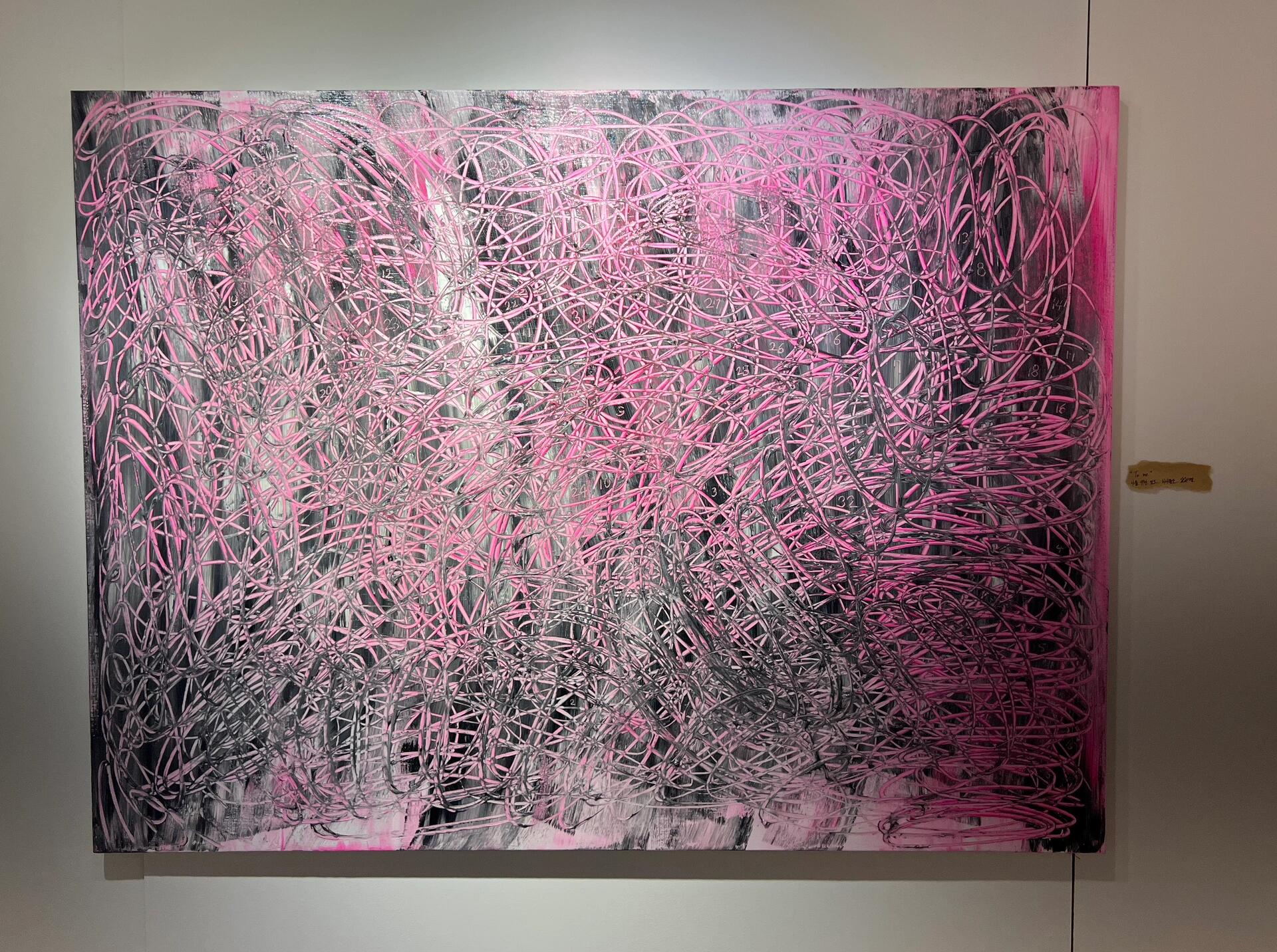 
                        ?泫雅畫展純享版? 結(jié)束好久了才來(lái)分享??#拖延癥晚期??畫展地點(diǎn)在風(fēng)景如畫的南山塔附近，一個(gè)隱藏的藝術(shù)空間！以前都沒發(fā)現(xiàn)那兒竟藏著這樣的寶地。??現(xiàn)場(chǎng)的作品真的超級(jí)吸引人，看了之后滿腦子都是畫畫的念頭！不過(guò)，現(xiàn)場(chǎng)的照明設(shè)備有點(diǎn)辜負(fù)了作品，拍出來(lái)的照片都顯得有點(diǎn)暗淡，顏色也失真了。??照片是沒有經(jīng)過(guò)美化的原圖，但實(shí)際上畫作的色彩是非常鮮艷和明亮的。???每幅畫作旁邊都有一張手寫的名字和簡(jiǎn)介，就像是隨手撕下來(lái)的一張皺巴巴的紙，增添了幾分隨性的美感。從泫雅的畫作中，我感受到了她的自信、痛苦和滿滿的熱情。這樣的藝術(shù)體驗(yàn)，真的讓人難忘！#泫雅 #韓國(guó) #首爾南山塔 #藝術(shù)展覽 #繪畫靈感