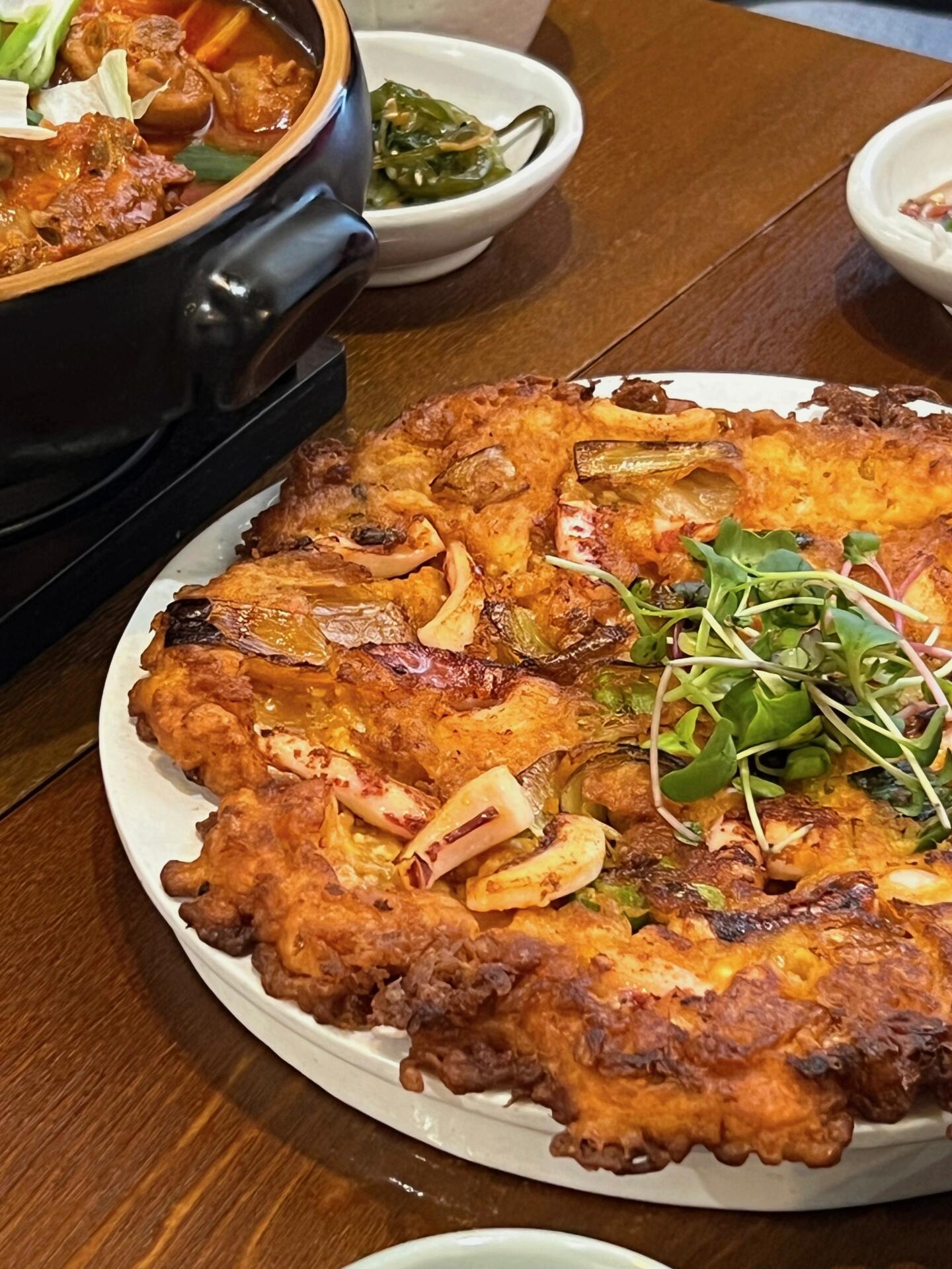 
                        首爾探店????最好吃的辣燉雞湯我評(píng)的！??-回韓國(guó)第一頓正正經(jīng)經(jīng)的外食就去了這家收藏很久的在延南洞附近的傳統(tǒng)韓餐店?? 每桌都點(diǎn)的辣燉雞湯(???? 3w2)果然沒讓人失望?? 甜辣的醬汁感覺都滲入每一絲雞肉里了??? 真的是在韓國(guó)吃到過(guò)的第一名?? 還可以選擇辣度和雞肉的部位呢??-廚師推薦的魷魚海鮮蔥餅也是香香脆脆的，絲毫不油膩?? 感覺其他菜盲點(diǎn)都沒有問(wèn)題，就怕自己胃不夠吃?? 另外評(píng)分很高的還有醬蟹??、土豆餅??、雞蛋卷??、毛蚶拌飯… 如果朋友來(lái)韓國(guó)我覺得一定會(huì)帶大家去吃這家！???♀??????- ?? ??? ???38?? 3 1?- 11:30-15:00 17:00-21:00 （周一周二不營(yíng)業(yè)）- 2號(hào)線弘大入口站 3號(hào)口步行462m#韓國(guó)留學(xué)日常 #留學(xué)韓國(guó) #韓國(guó)旅行 #韓國(guó)吃喝玩樂 #韓國(guó)旅行攻略 #韓國(guó)美食 #首爾旅行 #首爾探店 #首爾打卡 #首爾美食 #美食探店 #傳統(tǒng)韓國(guó)料理 #弘大 #弘大探店 #弘大美食 #首爾延南洞 #延南洞探店 #延南洞美食