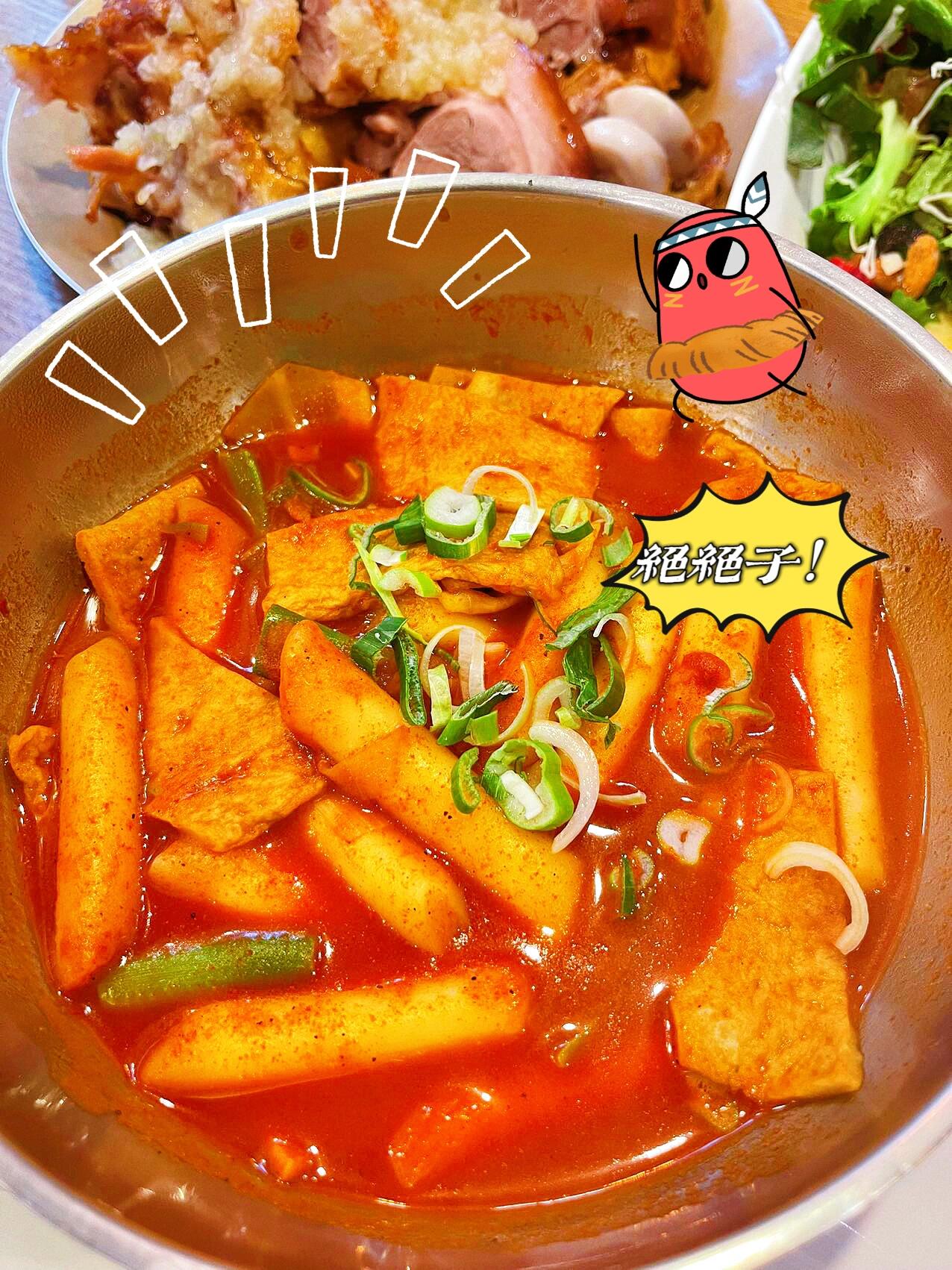 
                        ????美食探店—明洞Myth豬蹄探秘?????地點(diǎn)：首爾特別市 中區(qū) 明洞3街 21號(hào)各位美食偵探們，我回來(lái)啦！????♀??? 經(jīng)過(guò)漫長(zhǎng)的等待，今天我要帶大家繼續(xù)探索美味的秘密！這次的目標(biāo)是由愛妻大力推薦的明洞Myth豬蹄！?????????我們點(diǎn)了2-3人份的人氣招牌—蒜蓉豬蹄套餐（包含美味豬蹄一份、清新蔬菜沙拉、醇厚大醬湯和滑嫩面條），還額外點(diǎn)了一份韓式辣炒年糕！???????有句老話說(shuō)得好，吃肉不搭蒜，少了那份香！正是這獨(dú)特的蒜香??讓我趨之若鶩！這里的蒜蓉帶著一絲甜意，與豬蹄的搭配簡(jiǎn)直是絕妙，香氣四溢，讓人回味無(wú)窮！????大醬湯里添的面條??，出乎意料地美味，我們甚至又追加了一份！??辣炒年糕的胡椒味道略重，這就看個(gè)人口味啦！里面的配料豐富，除了年糕還有魚餅，口感豐富多變！肉食愛好者們，不妨來(lái)這里嘗一嘗，真的是美味到不行！?? 最后告訴大家，人均消費(fèi)大概在??80元左右哦！#韓國(guó)美食 #明洞美食探店 #豬蹄美味 #生活日常 #美食日記 #記錄美好時(shí)光