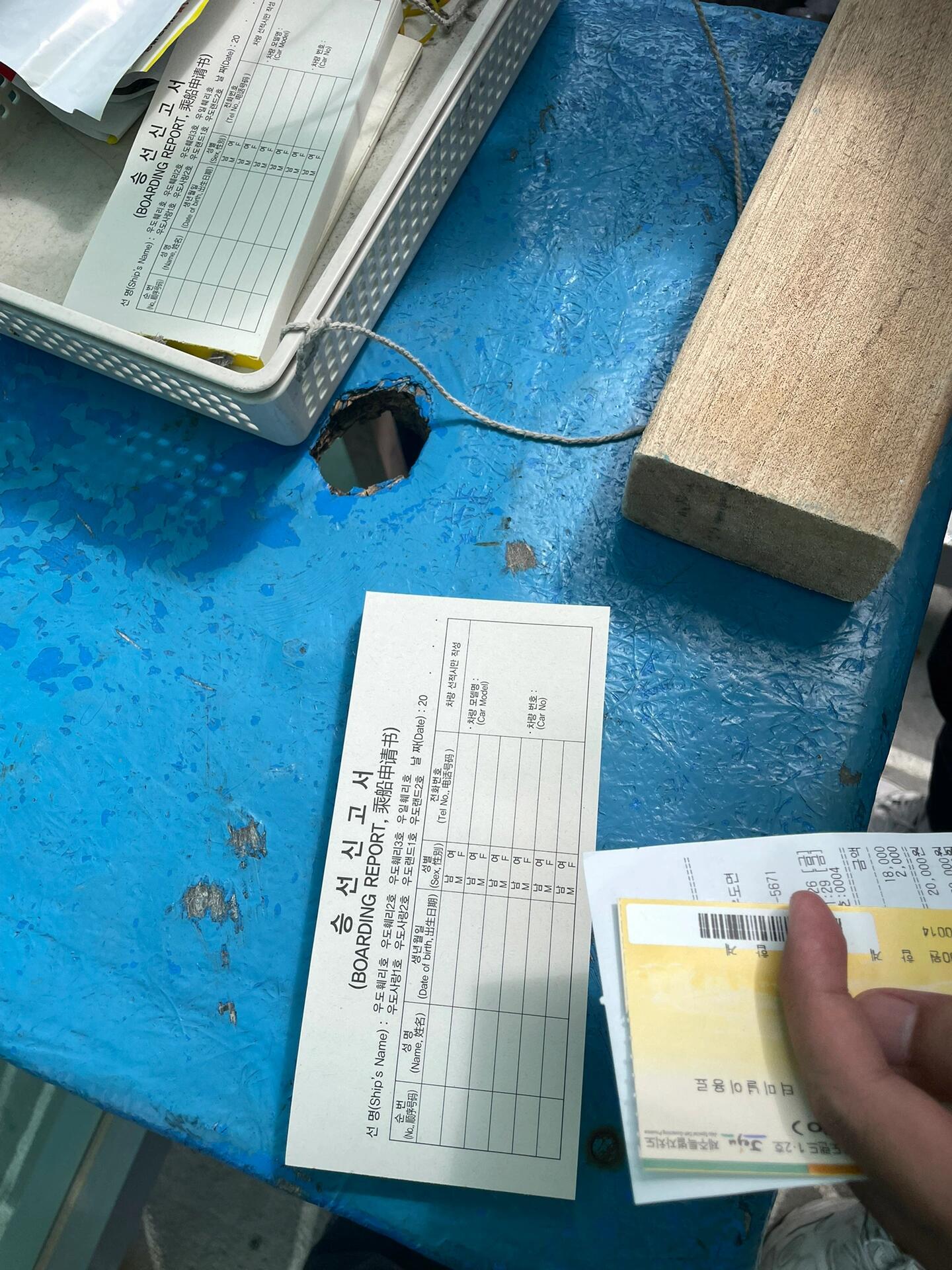 
                        濟(jì)州島日出峰和牛島半日游記?清晨五點(diǎn)半，迎接新的一天，我們起床洗漱后直奔日出峰。今天的日出預(yù)計(jì)在6:19分，步行至山腳下，大約20分鐘的攀爬，我們就迎來(lái)了那令人心動(dòng)的日出時(shí)刻??。日出后，我們不急不躁地下山，途中在便利店簡(jiǎn)單解決早餐（早七點(diǎn)前免費(fèi)入園哦）。接著，我們順著一條小徑直達(dá)牛島的售票處，步行大概10分鐘左右。正巧趕上八點(diǎn)的船，船上三層不同的體驗(yàn)等著你：一樓停車，二樓是傳統(tǒng)的坐地式空間，三樓則有座位可以欣賞海景，雖然海風(fēng)有點(diǎn)大（往返船票一人一萬(wàn)韓元，記得填寫信息卡片哦）。在牛島，我們還品嘗了當(dāng)?shù)氐暮ｕr面，風(fēng)景美味雙收（16000韓元，超級(jí)推薦??）。如果想要環(huán)島游覽，可以選擇我們?nèi)サ倪@家電動(dòng)車租賃店（圖五），八點(diǎn)半到達(dá)，租了三小時(shí)的電動(dòng)車，店家非常友好，允許我們12點(diǎn)還車，無(wú)需抵押護(hù)照。但要注意，沒有國(guó)際駕照的話，只能租自行車，摩托或三輪車都不行哦（三小時(shí)一萬(wàn)，四小時(shí)一萬(wàn)五，整天兩萬(wàn)）。我們一邊騎車一邊拍照，大約11:45回到租車店，正好趕上12點(diǎn)的輪船回程。之后，我們乘公交去享用午餐，然后步行回酒店，享受一段美好的午后休息時(shí)間。早起的確可以讓一天的時(shí)間變得更充裕，下午如果精力充沛，還可以去購(gòu)物或探訪其他景點(diǎn)。如果想要更加放松，不妨去涉地可支欣賞日落，也是極好的選擇。#韓國(guó) #濟(jì)州島旅行 #牛島 ????????