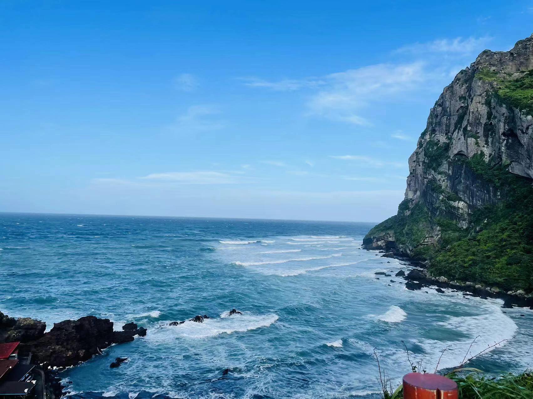 
                        ?????? 探索濟(jì)州島的寶藏 - 城山日出峰終于解封，旅游重啟啦?傳說(shuō)中的城山日出峰，濟(jì)州島的日出圣地，雖然運(yùn)氣不佳遇上陰天，但那一路的自然美景，真的讓人心曠神怡，空氣也是那么的清新宜人～重點(diǎn)來(lái)了???日出峰有兩條路線哦←左邊不花錢(qián)，右邊要掏腰包→我選了左邊的路線，感覺(jué)物超所值，完全不輸給收費(fèi)的！對(duì)于攝影愛(ài)好者來(lái)說(shuō)，這里簡(jiǎn)直是天堂，陽(yáng)光下的每一張照片都美得不要不要的??#韓國(guó)旅游 #濟(jì)州島 #城山日出峰 #日出日落 #旅游攻略