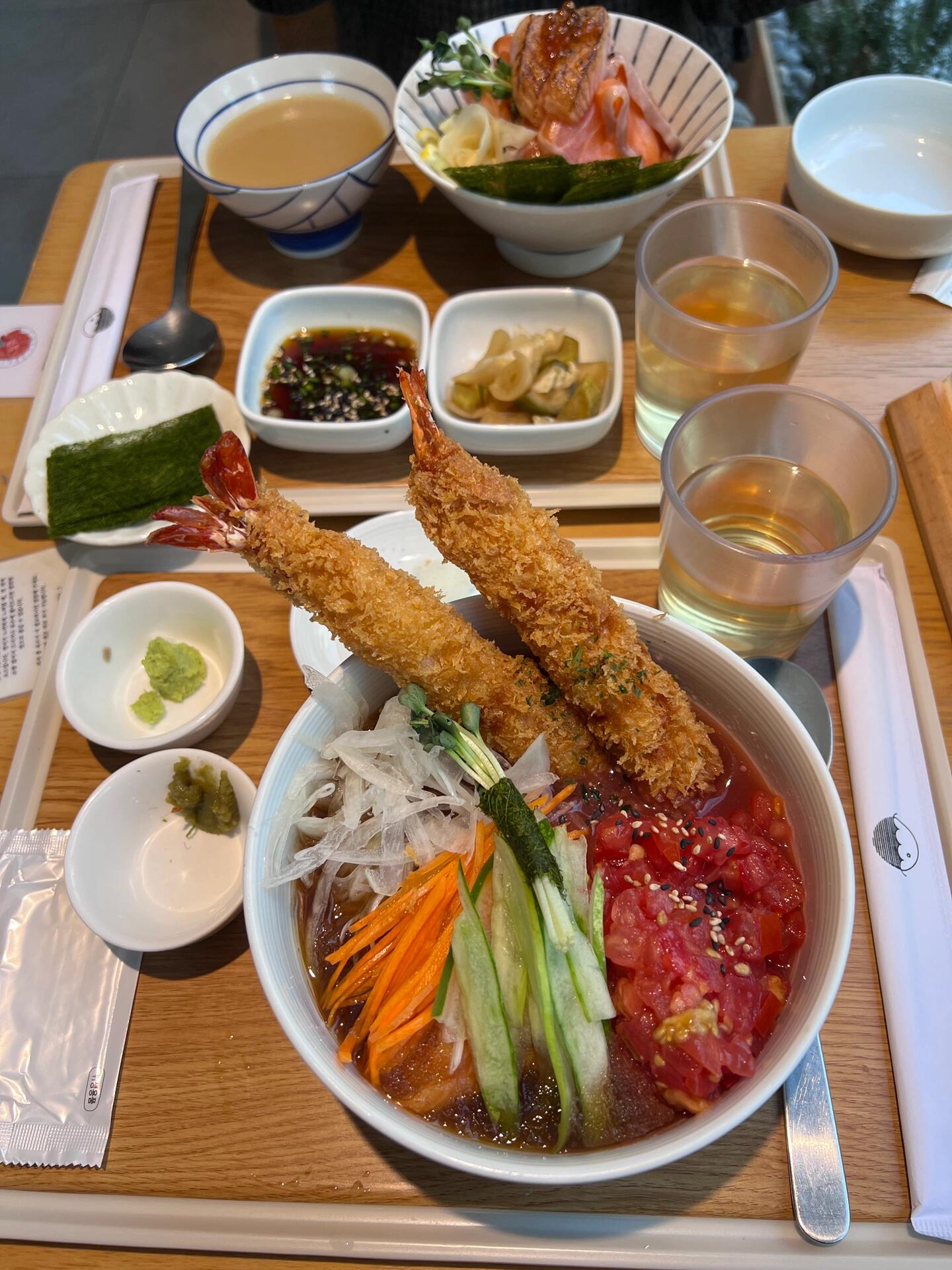 
                        ???? 延南洞必吃的三文魚(yú)面條在延南洞發(fā)現(xiàn)了一家超級(jí)贊的三文魚(yú)面條店，簡(jiǎn)直是減肥期間的福音??！想象一下，那個(gè)湯底，完美融合了日式醬油的鮮香和番茄的微酸，清爽得不要不要的！再加上脆脆的青瓜絲和洋蔥絲，簡(jiǎn)直是夏日里的一股清泉，冰涼又解膩！而且，三文魚(yú)的新鮮程度簡(jiǎn)直了，每一片都是精選的高品質(zhì)三文魚(yú)。搭配上現(xiàn)磨的芥末，輕輕一拌，湯底的味道瞬間層次分明，美味直線上升！不得不提的還有那個(gè)炸蝦，與三文魚(yú)的酸爽味道搭配起來(lái)，簡(jiǎn)直是絕配，吃起來(lái)既滿足又不覺(jué)得油膩！如果你是蕎麥面的愛(ài)好者，記得點(diǎn)餐時(shí)加一份哦！對(duì)了，不喜歡蔥花和洋蔥的朋友們也可以提前說(shuō)一聲，他們會(huì)幫你去掉的！人均消費(fèi)大概在2w韓幣左右，性價(jià)比超高！小店位于二樓，空間雖然不大，但溫馨舒適。建議提前預(yù)約，這樣就算到了人滿，也能優(yōu)先安排座位啦！在延南洞玩耍的時(shí)候，千萬(wàn)不要錯(cuò)過(guò)這家店！?? 店鋪位置：???（用naver地圖一搜就能找到，目前只有這一家店哦?。?延南洞探店 #延南洞美食 #首爾美食 #韓國(guó)美食 ????????