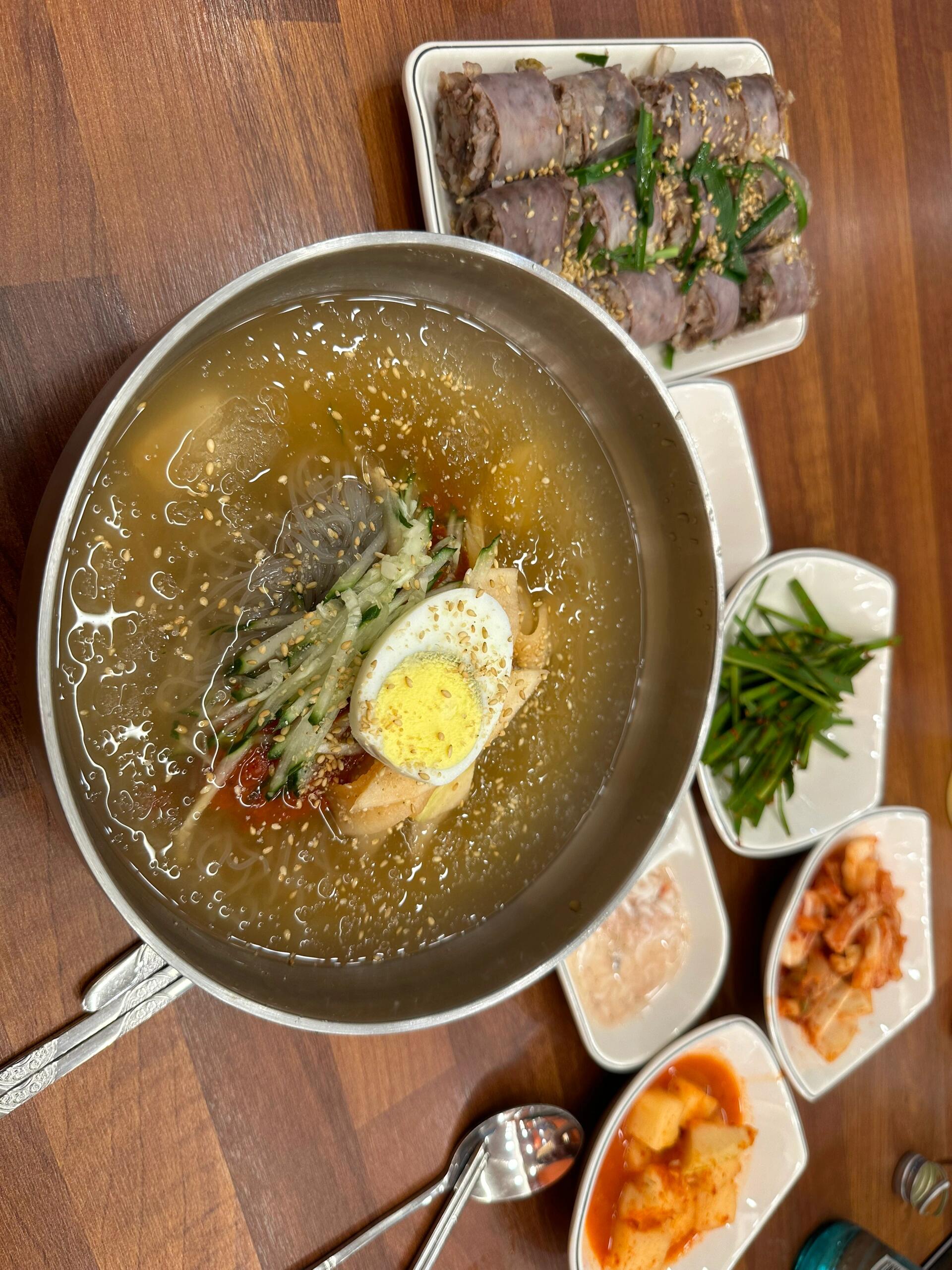 
                        ????韓國(guó)飲食日常??下班回家路上，偶遇一家新開(kāi)張的湯飯店「??????」，竟然是24小時(shí)營(yíng)業(yè)的哦！超級(jí)有韓國(guó)本土風(fēng)情~??我心想，新店開(kāi)張，一定是既干凈又用心，服務(wù)一流的好店！??帶著這份好奇，我踏進(jìn)了這家店。店里的環(huán)境真的很棒，干凈又明亮，服務(wù)員們的笑容也超級(jí)溫暖。??雖然我的韓語(yǔ)不太流利，但他們還是很有耐心地聽(tīng)我點(diǎn)菜，上菜速度也快如閃電??。我嘗試了幾樣招牌菜：????（菜腸湯飯）、??（冷面）、??（拉面）。果不其然，湯飯最對(duì)味！??雖然拉面在我眼里都差不多，但冷面就是少了點(diǎn)冰渣的完美。每個(gè)人的口味都不同嘛，我那位同行的朋友就超愛(ài)這里的冷面。??總之，我真心推薦這家店！它不是那種網(wǎng)紅打卡店，也不是靠炒作的，而是真正的韓國(guó)當(dāng)?shù)厝硕紩?huì)光顧的餐廳，味道地道，價(jià)格親民，簡(jiǎn)直就是我的菜！??#大邱美食店 #韓國(guó)美食 #大邱旅游 #拉面愛(ài)好者 #冷面控 #韓國(guó)米腸湯飯 #壽城池美食 #韓國(guó)料理真愛(ài)粉