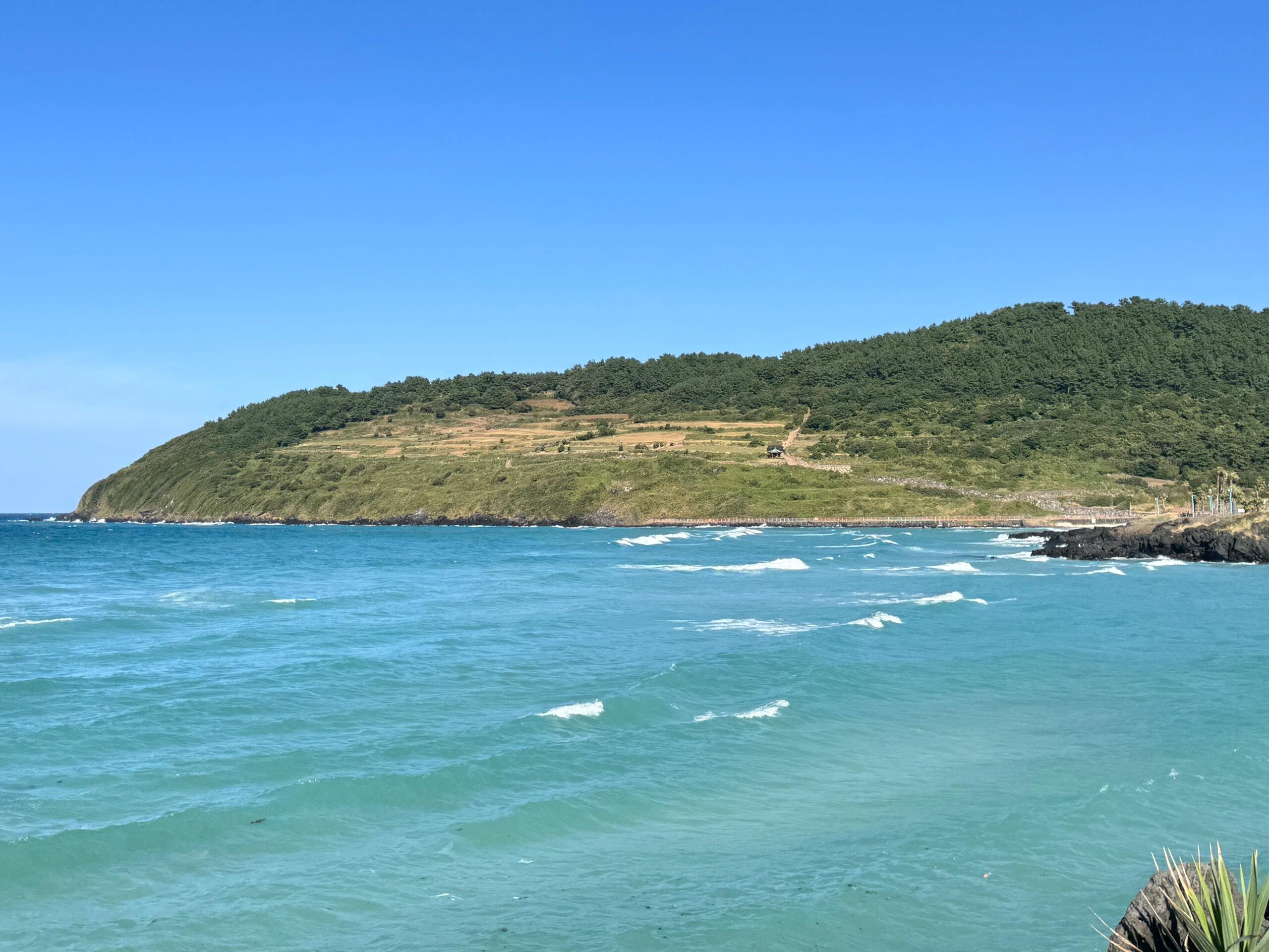 
                        在咸德海水浴場(chǎng)體驗(yàn)做一次女明星?沐浴在陽(yáng)光下的咸德海水浴場(chǎng)，水質(zhì)清澈得像藍(lán)寶石一樣，每一張照片都美得像明信片。在這里，每個(gè)人都能感受到女明星般的待遇，拍出時(shí)尚大片！???? #韓國(guó)旅行攻略 #濟(jì)州島 #韓國(guó)濟(jì)州島 #濟(jì)州島旅游 #咸德海水浴場(chǎng) #拍照 #OotD