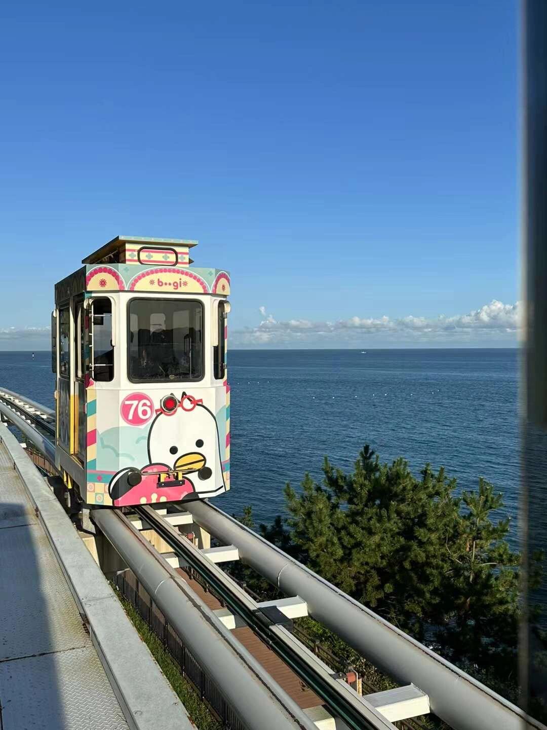 
                        ???? 釜山膠囊小火車，暢游秘籍大公開(kāi)！在釜山的三天旅程中，乘坐膠囊火車成為了我最難忘的經(jīng)歷！如果你來(lái)到釜山，絕對(duì)不要錯(cuò)過(guò)這個(gè)體驗(yàn)！?? 首先，我建議大家選擇住在海云臺(tái)區(qū)域，這里的商家大多會(huì)說(shuō)英語(yǔ)，即使你不會(huì)韓語(yǔ)也能輕松溝通哦！??? 提前購(gòu)票超簡(jiǎn)單，直接上 bluelinepark 官網(wǎng)，跟著圖二的步驟就能搞定！?? 強(qiáng)烈推薦大家選擇從青沙浦出發(fā)到尾浦的路線?。ㄏ啾葟奈财殖霭l(fā)，這個(gè)方向的票更好訂，而且風(fēng)景一樣美?。? 出發(fā)時(shí)間建議選在17-18:00，我親測(cè)這個(gè)時(shí)間段可以欣賞到日落前后的海景，兩種美景盡收眼底！?? 到了之后，直接打車前往???（青沙浦），下車后你會(huì)發(fā)現(xiàn)自己已經(jīng)到了P3??的小鐮倉(cāng)，可以在這里悠閑地拍照留念。?? 看到P4??的指示牌，就可以直接上到二樓，坐上你的膠囊火車?yán)玻?? 如果你住在海云臺(tái)，那么從青沙浦到尾浦的路線回來(lái)時(shí)直接可以到達(dá)海云臺(tái)，超級(jí)方便，還能省去打車的麻煩呢！#釜山膠囊列車 #釜山 #釜山旅行 #韓國(guó) #韓國(guó)旅游 #釜山行 #韓國(guó)日常 ???????