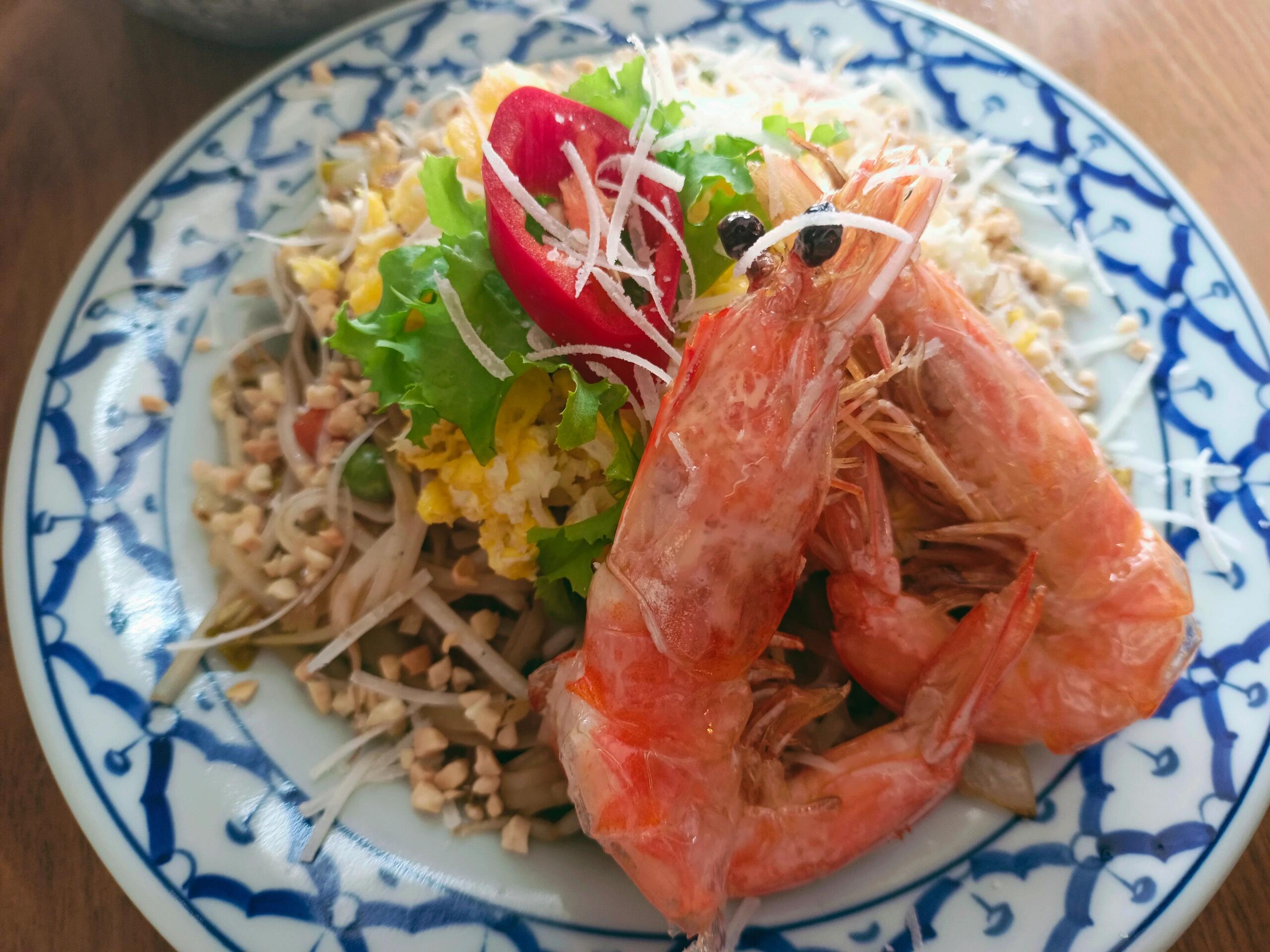 
                        大邱中央路美食探店???探索大邱中央路附近的美味，發(fā)現(xiàn)了這家泰國(guó)餐廳！????? 如果你不是特別喜歡甜味的朋友，這里的菜肴可能需要三思哦，因?yàn)樗鼈兊奈兜劳耆菫榱擞享n國(guó)人的口味而調(diào)制的，甜度十足！特別是他們的麻辣米粉，竟然是用牛頭牌火鍋底料來(lái)做的，頗有創(chuàng)意但可能會(huì)讓喜歡正宗泰味的食客感到意外。不過(guò)，如果是女生們的小聚會(huì)，這里的氛圍和口味還是挺合適的。????地址: ?? ?? ???1? 67 ??? 25-9#韓國(guó)大邱 #大邱探店 #留學(xué)韓國(guó) #泰國(guó)餐 #火鍋川粉 #越南炒米粉