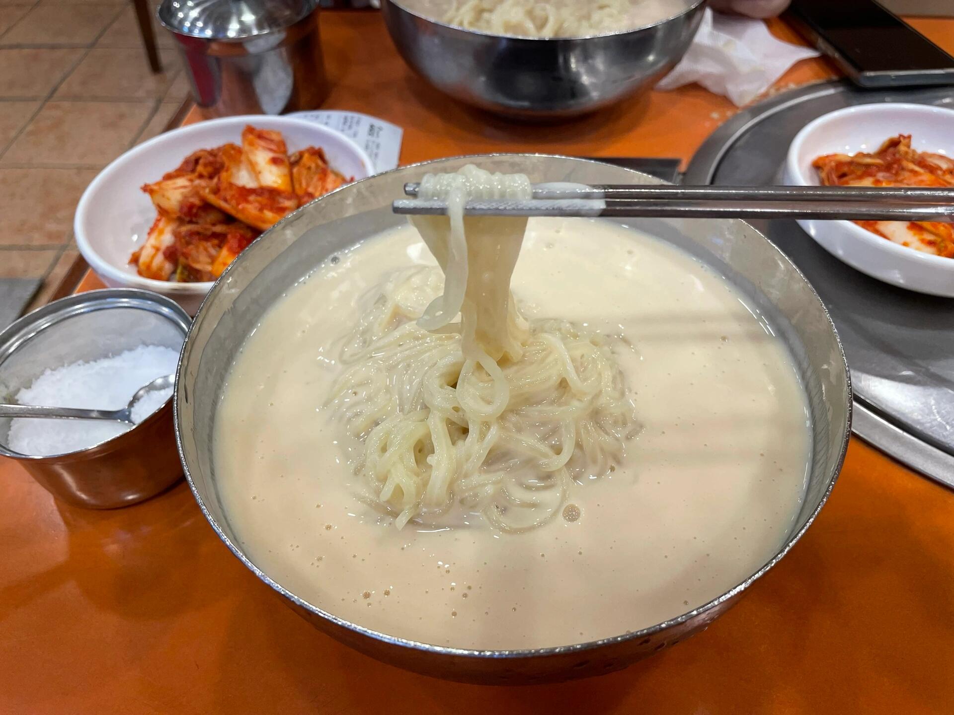 
                        首爾美食日記：六天五夜的味蕾之旅???圖一：myth豬蹄（明洞店）??豬蹄切得整整齊齊，軟糯入味，雖然沒(méi)達(dá)到網(wǎng)上的超高評(píng)價(jià)，但還是很滿足！??手搟面贈(zèng)品反倒成了我們的心頭好！豬蹄份量十足，小伙伴們記得點(diǎn)小份哦，別貪心加菜啦！圖二：明洞某雪冰城??偶遇超級(jí)親切的店家，忍不住買(mǎi)了杯檸檬水，清新解渴，人民幣大約8塊，性價(jià)比高高的！圖三：狎歐亭韓式拌飯店??朋友推薦的神秘拌飯店，名字是個(gè)謎，但味道絕對(duì)是五星級(jí)！魚(yú)拌飯搭配魚(yú)籽和榨菜，海苔卷著吃，簡(jiǎn)直是幸福滿滿！圖四：mooni 咖啡（狎歐亭）?朋友帶路的咖啡店，氛圍超棒，室內(nèi)外任君選擇。藍(lán)莓小蛋糕外層奶油搭配酸酸的藍(lán)莓醬，想再來(lái)一次！圖五：bhc 炸雞??芝士粉炸雞，簡(jiǎn)直是yyds！為了它，我愿意再飛一趟韓國(guó)！圖六、七：廣藏市場(chǎng)???網(wǎng)紅市場(chǎng)人山人海，多國(guó)游客聚集。隨便找了個(gè)攤位，辣雞爪和拌飯味道不錯(cuò)，攤主阿姨也超熱情！圖八：生拌章魚(yú)牛肉（廣藏市場(chǎng)）????米其林店人太多，我們選了旁邊的店。章魚(yú)Q彈有嚼勁，牛肉嫩滑，入口即化，驚喜滿分！圖九：油炸白糖糕（廣藏市場(chǎng)）??李子維同款白糖糕，甜蜜的誘惑！圖十：土俗村參雞湯（景福宮）??中藥味的雞湯，喝了感覺(jué)身體都在慶祝，糯米和海鮮蔥餅也是絕配！圖十一：章魚(yú)五花肉（清溪川）????隨機(jī)選的店鋪，章魚(yú)和五花肉的味道深得我心，搭配拌飯和蒸雞蛋，簡(jiǎn)直是美味的驚喜！圖十二：豬juneun 男人總店（弘大）??濟(jì)州島黑豬肉，烤前先封邊，蘸料汁吃，香氣撲鼻。泡面也意外的好吃，讓人回味無(wú)窮！圖十三：地鐵站小蛋糕??意外發(fā)現(xiàn)的美味，還有流心，簡(jiǎn)直不能更贊！圖十四：漢江泡面?。ㄈ暌訊u公園）??在漢江邊享受泡面，愜意生活的最佳寫(xiě)照。圖十五：米酒奶昔（巴黎貝甜）??奶昔控們，這款米酒奶昔不容錯(cuò)過(guò)！圖十六：意外發(fā)現(xiàn)的冰淇淋??在弘大也能找到這款超好吃的冰淇淋，不試怎么行！圖十七：柿子冰（弘大）??冷凍柿子搭配碎冰和奶香，清新可口。圖十八：豆?jié){面（jinju 會(huì)館）??豆?jié){濃郁香氣四溢，吃多了可能會(huì)小小膩哦。#韓國(guó)首爾 #首爾探店 #韓國(guó)美食 ???????
