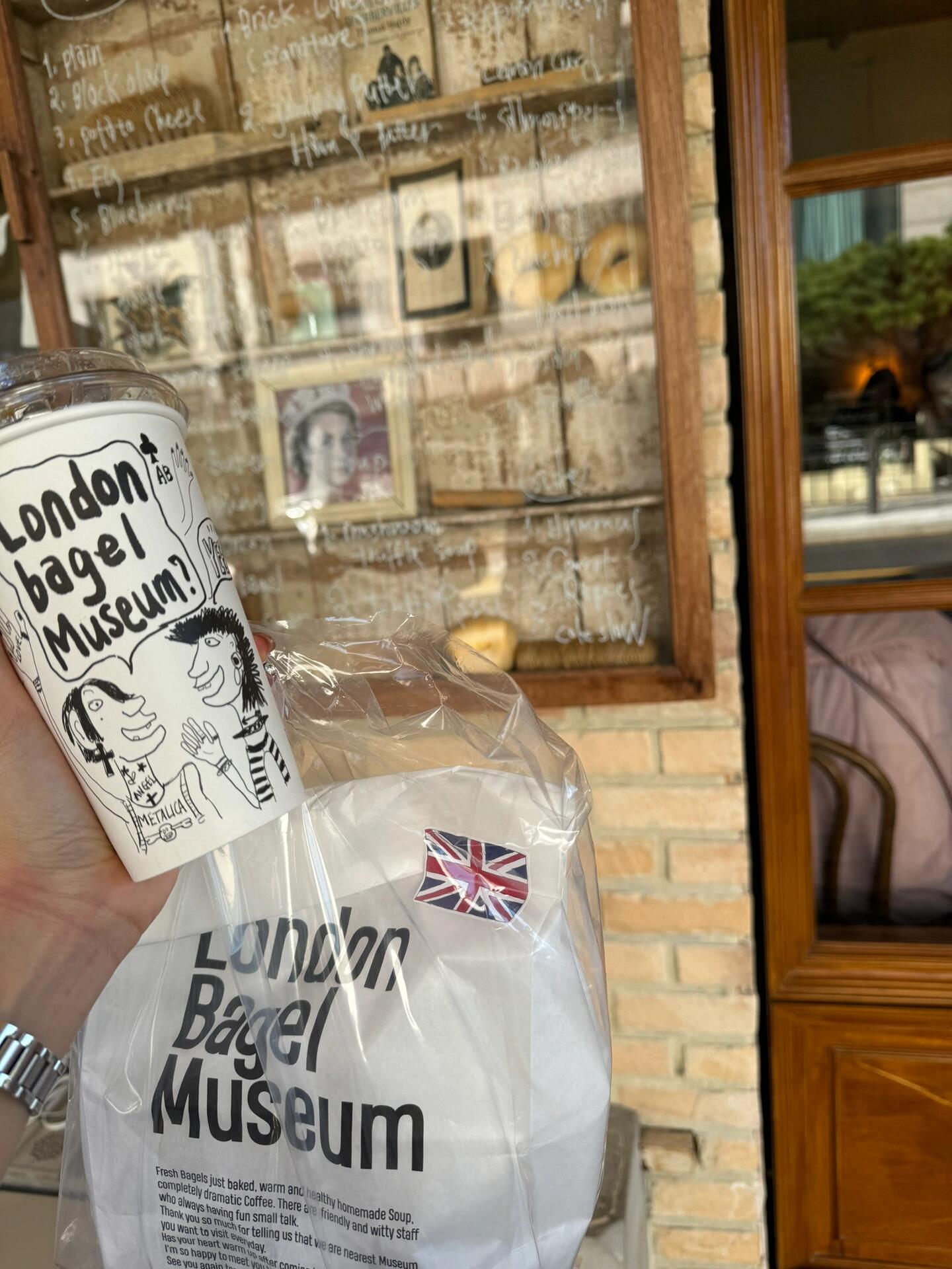 
                        首爾探店記?London Bagel Museum????一大早就興奮地踏上了尋味之旅，目標(biāo)直指人氣滿滿的London Bagel Museum！???♀??? 早上七點(diǎn)多的首爾街頭，我已經(jīng)在路上了，為的就是能在這家網(wǎng)紅貝果店嘗一嘗美味的早餐。八點(diǎn)不到，我現(xiàn)場(chǎng)領(lǐng)了號(hào)，幸運(yùn)地只等了半小時(shí)就被迎進(jìn)了這個(gè)美食天堂。??店里的裝潢真的讓人贊嘆，每個(gè)角落都透著精致和用心。??而且，他們家的貝果，簡(jiǎn)直是早晨的靈魂拯救者！?? 我尤其偏愛(ài)那濃郁的蔥香和溫暖的肉桂味，每一口都是滿足。????這次我選擇了位于景福宮旁的安國(guó)店，雖然狎鷗亭等地也有分店，但我是沖著這里的特別之處來(lái)的——想要拍下和EXO的樸燦烈一樣的照片，心情就像是小粉絲一樣激動(dòng)呢！?????? 地址: 20 Bukchon-ro 4-gil, Gye-dong, Jongno-gu, Seoul#韓國(guó)旅游 #首爾探店 #倫敦貝果博物館 #首爾美食 #探店 #樸燦烈 #exo同款餐廳 #首爾咖啡廳 #安國(guó)站 #首爾旅行