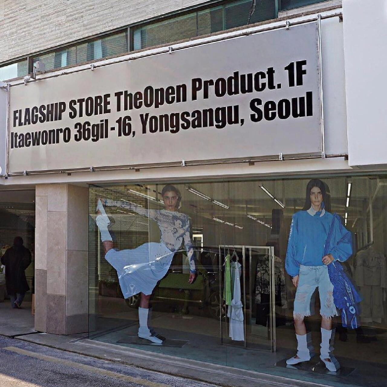 
                        梨泰院的The Open Product店鋪超級(jí)可愛(ài)呀！?????The Open Product是一家源自韓國(guó)的設(shè)計(jì)師品牌，大家還記得NewJeans那件超火的兔子T恤嗎？就是他們家的設(shè)計(jì)哦！??? 如果你恰好在韓國(guó)，一定不要錯(cuò)過(guò)他們?cè)诶嫣┰旱牡赇?，走進(jìn)去你會(huì)發(fā)現(xiàn)，每一件衣服都美得不要不要的！????#時(shí)尚達(dá)人 #小眾設(shè)計(jì)師品牌 #TheOpenProduct #小眾時(shí)尚品牌 #韓國(guó)風(fēng)情 #梨泰院探店 #店鋪設(shè)計(jì) #店鋪櫥窗設(shè)計(jì)