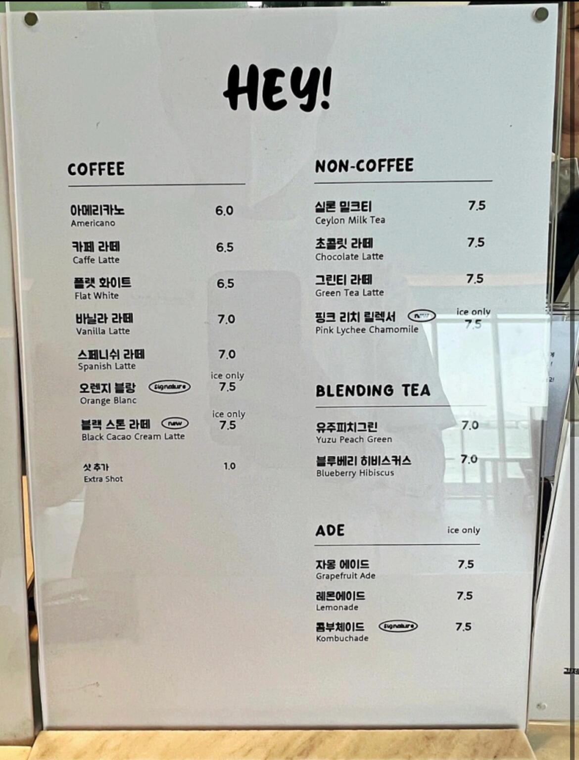 
                        首爾漢江網(wǎng)紅咖啡店，你不能錯(cuò)過(guò)的打卡地！??韓國(guó)，一個(gè)充滿咖啡文化的國(guó)家，來(lái)到這里，怎能不去幾家網(wǎng)紅咖啡店打卡呢？??韓國(guó)的咖啡店各有特色，每一家都有其獨(dú)特的風(fēng)格。但是，我要特別推薦的是這家位于漢江邊的網(wǎng)紅咖啡店。??想象一下，坐在咖啡店里，眼前是漢江的美景，手中是一杯香濃的咖啡，口中是美味的甜點(diǎn)，這樣的時(shí)光，是不是很愜意？??雖然這家店是網(wǎng)紅店，但價(jià)格卻很親民，甜點(diǎn)和飲品都非常美味。??這就是我要推薦的生活：品嘗美食，享受美飲，感受漢江的風(fēng)，欣賞漢江的景色，讓煩惱一掃而空，讓心靈得到寧?kù)o。??不過(guò)要注意，這家店每周一都會(huì)休息，所以大家要提前做好計(jì)劃哦！??#韓國(guó) #首爾 #漢江 #咖啡店 #網(wǎng)紅咖啡店 #韓國(guó)旅游 #韓國(guó)自由行 #韓國(guó)美食 #韓國(guó)咖啡文化
