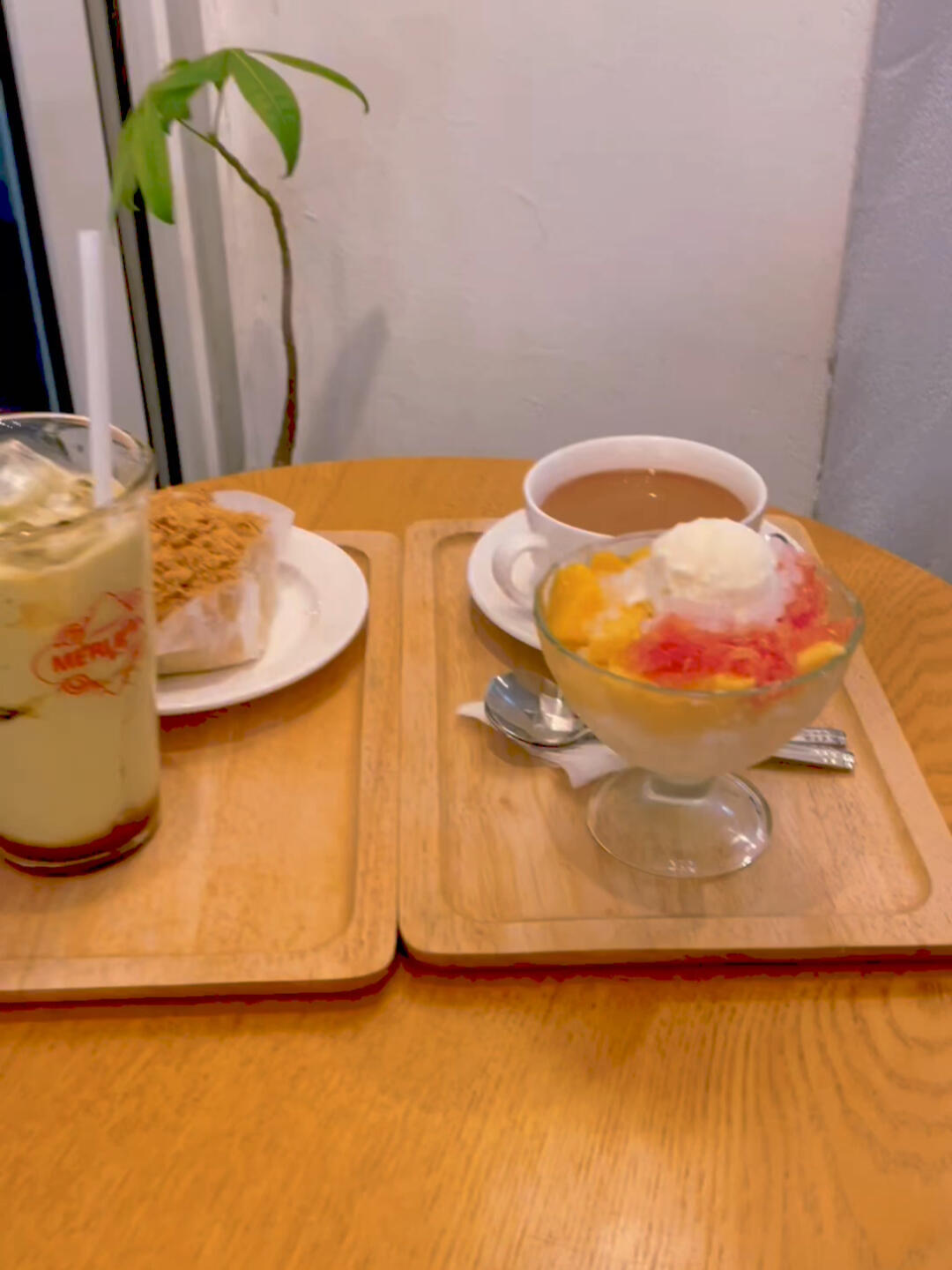 
                        每次小伙伴沒來，我心里都在默默哭泣??！楊枝甘露+生姜奶茶+肉松面包+牛油果奶昔這些美味在韓國可不常見哦！嘗一口楊枝甘露，仿佛回到了國內(nèi)的味道，正宗得不得了??！成了我在首爾的常客，弘大Merlion總能治愈我的思鄉(xiāng)情緒????。#弘大 #韓國 #首爾 #韓國旅游 #探店 #在韓日常 #留學(xué)韓國