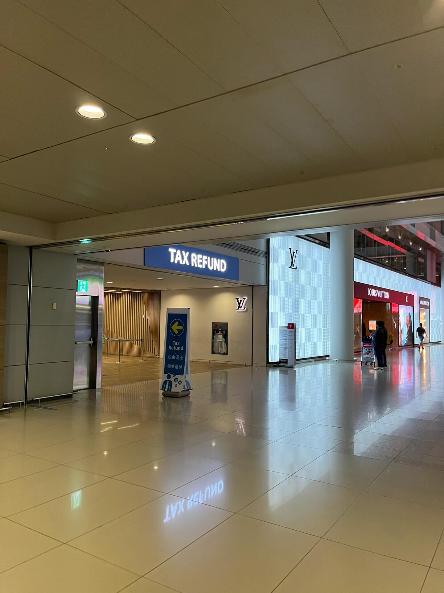 
                        韓國免稅店購物攻略（附退稅技巧）?這次去韓國????，除了打算做醫(yī)美，還想逛逛免稅店，所以就沒帶大箱子。結(jié)果發(fā)現(xiàn)，使用app提前下單，在機(jī)場直接取貨真的超級方便，還能省下不少??！在美妝產(chǎn)品上，我個人最推薦新羅免稅店的app下單，價格雖然和別家一樣，但是優(yōu)惠券多到讓人心動…??想買GM墨鏡???的姐妹們，我建議還是在樂天app上下單，線下店鋪熱門款式很難找，線上款式齊全。如果你想試戴，可以去狹歐廳名品街的店鋪，那里不僅服務(wù)好，裝修也很nice，還有COS和3CE的門店可以逛個夠（別忘了拿退稅單哦）。我自己退了15000韓幣的稅，算下來比免稅店還要劃算。對于酵素和健康食品類的商品，我推薦在新世界免稅店下單，他們的產(chǎn)品種類最齊全，加上滿減優(yōu)惠，價格通常比線下的OY店鋪還要便宜，當(dāng)然，OY店鋪當(dāng)月有活動的產(chǎn)品除外。在機(jī)場安檢完畢后，直接前往45號登機(jī)口，那里有扶梯直上，三家免稅店的領(lǐng)取處都在一起（圖二），所以大家可以放心下單比價??。但記得要在門口取號，因為可能需要排隊。等叫到號碼時，直接把護(hù)照交給柜臺的小姐姐，她就會把你預(yù)購的商品遞給你（PS：樂天的取號是在圖一的機(jī)器上操作，別弄錯了，對面的機(jī)器是壞的）。關(guān)于退稅，在28號登機(jī)口（圖三四）操作。因為匯率原因，加上醫(yī)美是長期項目，我還打算再回韓國，所以建議大家退稅時選擇韓幣退款！機(jī)器上有中文指導(dǎo)，操作起來很簡單，只要保留好購物時的退稅單據(jù)，按照流程操作就可以了。剛從韓國回來，作為一個不懂韓語的小白，如果你有任何疑問，歡迎在評論區(qū)交流哦！#韓國 #仁川機(jī)場 #韓國退稅 #韓國出入境 #韓國免稅店 #韓國購物分享 #韓國醫(yī)學(xué)美容