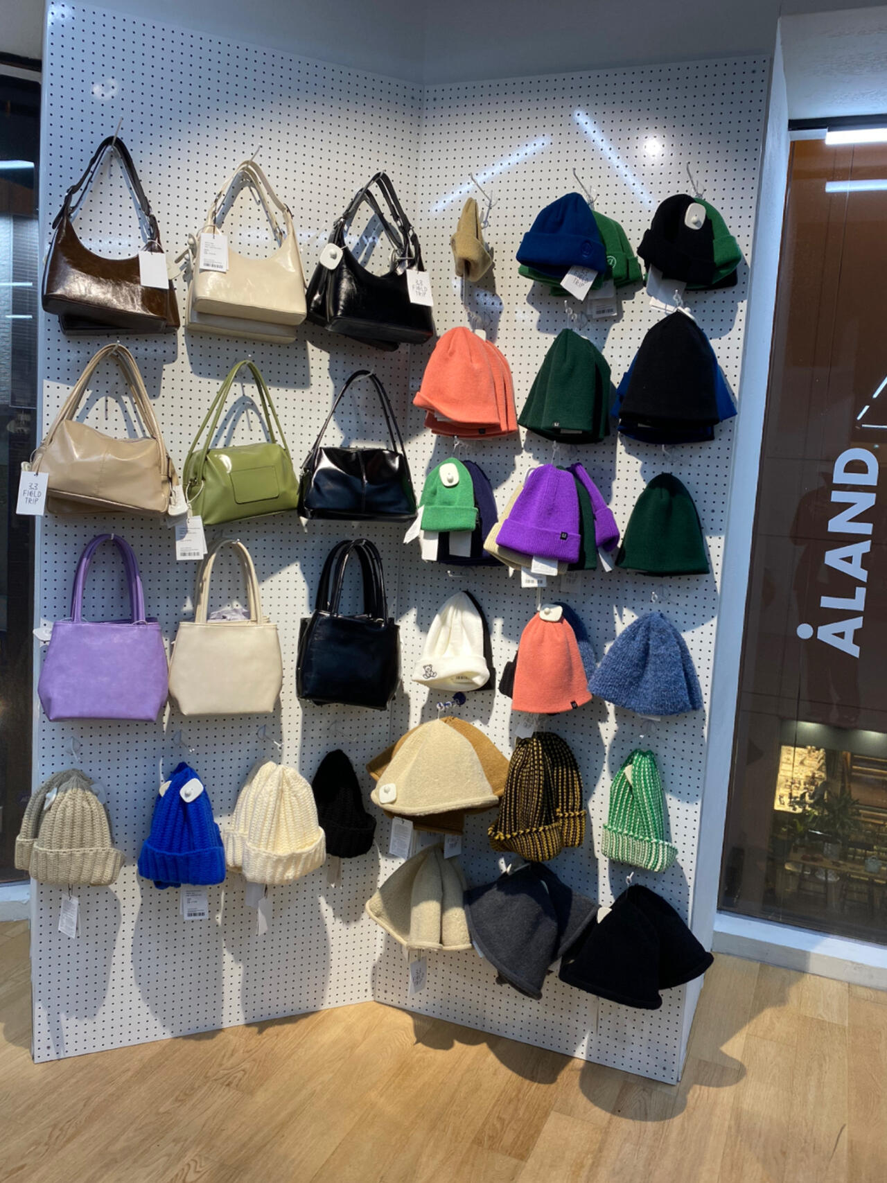 
                        ????韓國探店|明洞aland 設(shè)計師品牌集合店?來明洞不可錯過的ALAND潮牌買手店！???逛起來讓人根本停不下來，各式各樣的服飾款式、包包、帽子、飾品一應(yīng)俱全，就像逛超市一樣自在，完全不用擔(dān)心店員推銷，試穿起來毫無壓力！韓國時尚青年的淘衣圣地！性價比和質(zhì)量都是滿分哦！??????ALAND在明洞有兩家分店：??地址1：首爾市中區(qū)明洞2街53-6（4號線明洞站6號出口），整棟樓的四層都是ALAND的天地！??地址2：位于Nike大樓的5層，也是ALAND的專屬空間！地址：?? ?? ????2?（4號線明洞站7號出口）#今天穿什么香 #設(shè)計師品牌集合店 #跟我來探店 #買手店 #周末探店 #韓國設(shè)計師品牌 #韓國穿搭 #明洞 #小眾時尚品牌 #韓國潮牌 #品牌分享 #好物分享 #韓國生活 ?????????