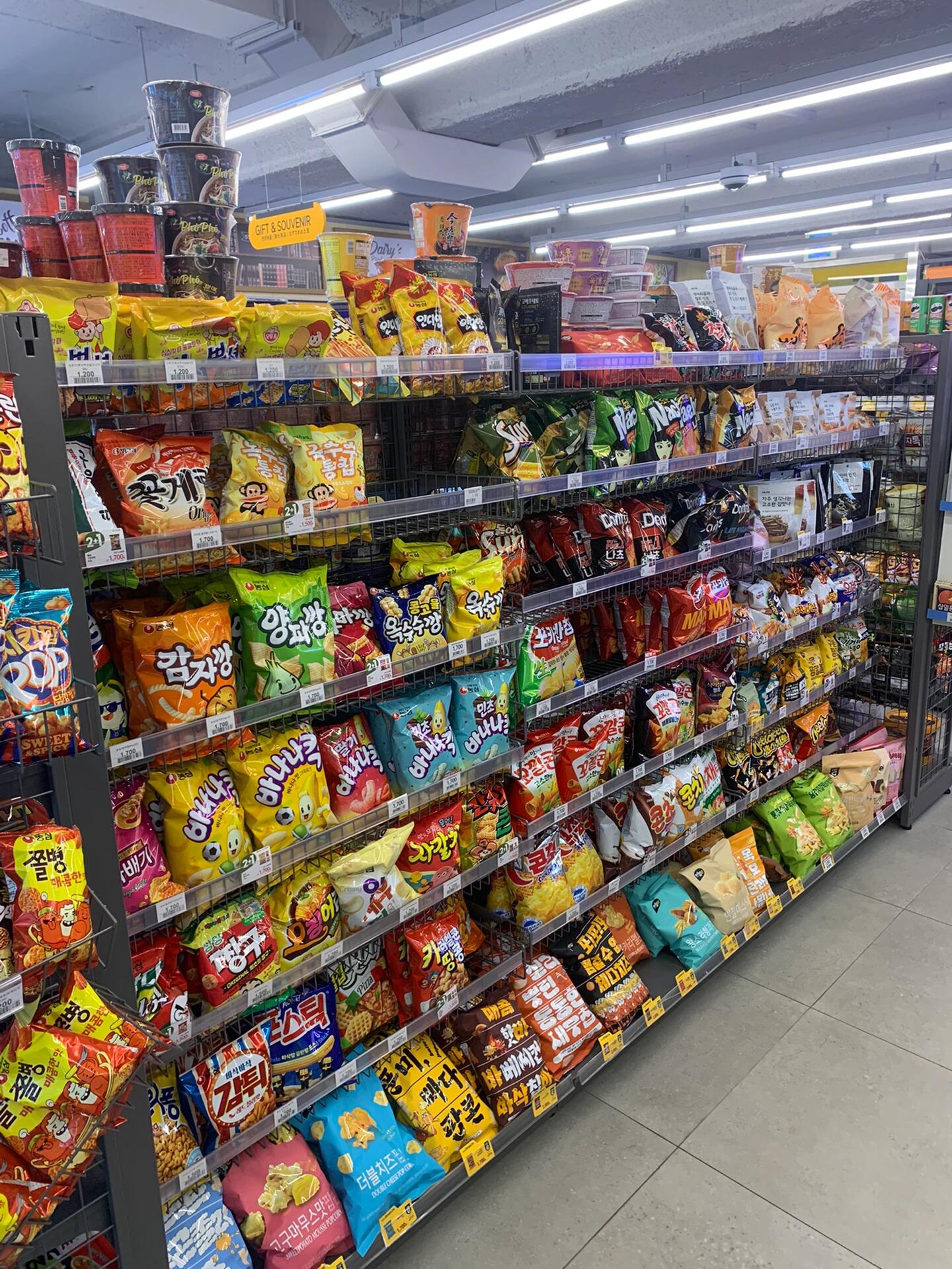 
                        ?? 必試美味！韓國便利店超人氣零食大搜羅！ ??走進(jìn)韓國的每一個角落，便利店的身影無處不在～每次逛到里面卻總是糾結(jié)，眼花繚亂的韓文讓人選不定！??來來來，這里有幾款便利店必吃推薦，讓你輕松變成零食達(dá)人！??#韓國 #韓國便利店 #韓國生活 #韓國美食