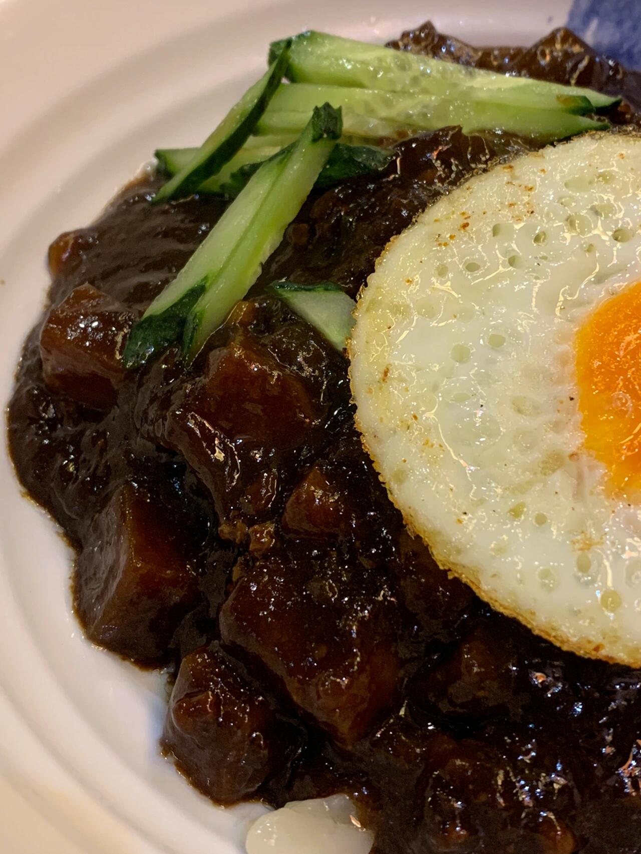
                        貴陽美食探店|韓式炸醬面??超級推薦！??地址：貴陽恒峰步行街4樓終于找到了那個在韓劇里超級想嘗試的黑乎乎炸醬面！????面條超級Q彈，粗粗的感覺好滿足！炸醬里面藏著土豆??、瘦肉和洋蔥??，味道真的很棒！不過炸醬面可能會有點膩，要是黃瓜絲再多點就完美了????雞蛋卷也是必點哦！外焦里嫩，冷掉了吃也是一絕！??吃完整個餐，感覺下次想嘗試黃蘿卜了~??人均消費(fèi)大概25元起#貴陽美食探店 #韓式炸醬面 #美食日記 #小紅書美食推薦 #獨(dú)自美食 #貴陽韓國料理 #韓國美食 #首爾風(fēng)味