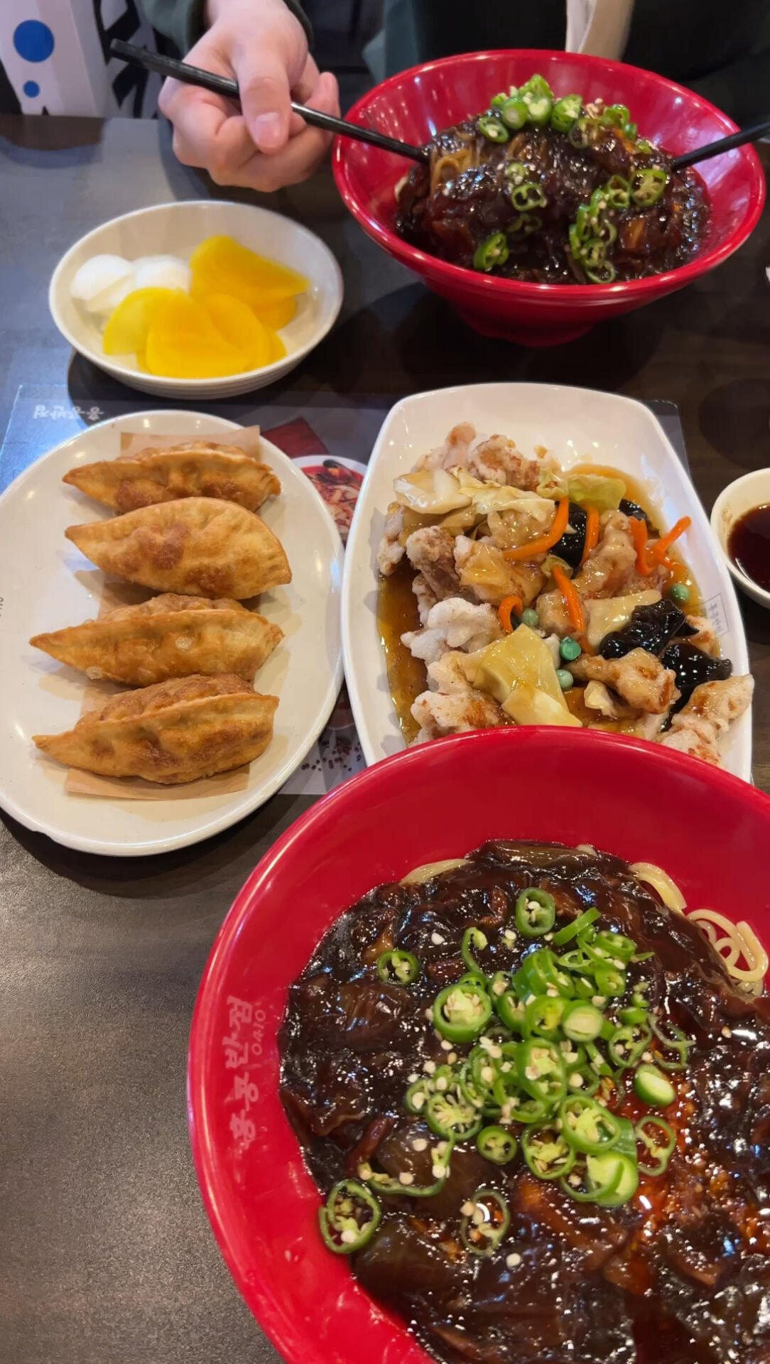 
                        明洞美食探店?? 必吃炸醬面大揭秘！自從14年踏上韓國????的土地，我就迷上了這里的美食！?? 今天要大力推薦給大家的是明洞的一家炸醬面店，簡直是地道到讓人吐血推薦的程度！??這家店的炸醬面，每次吃都是滿滿的回憶，超級無敵正宗的味道，讓人一吃就上癮！?? 而且，他們家的糖醋肉也是絕了，外酥里嫩，酸甜可口，完美搭配炸醬面，簡直是絕配！??老板超級nice，糖醋肉還可以根據(jù)你的食量選擇小、中、大份，真的是太貼心了！??如果你來到韓國，或者正在明洞逛街，千萬不要錯過這家店！記得空腹前往哦，因為你絕對會一吃再吃！???♀???#韓國美食 #明洞探店 #炸醬面愛好者 #韓國旅行必吃