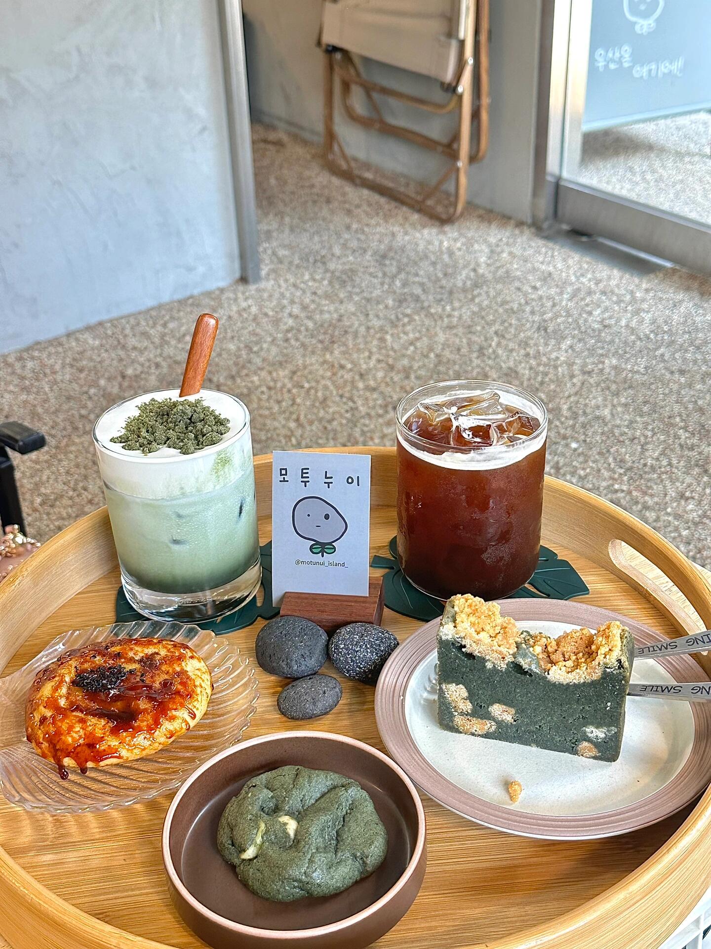 
                        ???? 延南洞艾草風(fēng)味的甜點天堂???在延南洞發(fā)現(xiàn)了一家超級棒的甜品咖啡廳，這里的特色是艾草口味！店里的招牌甜點有艾草布朗尼、提拉米蘇和蛋糕，簡直是艾草愛好者的天堂啊！??聽說這家店是延南洞老奶奶們都推薦的艾草甜品店，那種軟糯的口感，老少皆宜，每一口都是滿滿的幸福感！??地點：????在延南洞255-20/首爾麻浦區(qū)東橋路251 1樓，很容易找到，就在路口拐角哦！我們點了兩款飲品和兩款甜品，店長姐姐超貼心，還額外送了我們一份艾草曲奇，味道超贊！?飲品方面，我們嘗試了? ??? ????（艾草奶油拿鐵，不含咖啡）6500韓幣和冰美式咖啡5000韓幣。艾草奶油拿鐵真的很特別，香滑綿密，超級推薦！如果你想要咖啡的提神效果，同時又想嘗試艾草的獨(dú)特風(fēng)味，那么招牌????（艾草拿鐵）絕對是你的選擇！??甜品我們選擇了招牌? ????（艾草布朗尼）5500韓幣和????? ??（拔絲地瓜味曲奇）3400韓幣。布朗尼簡直是必點，那個香甜糯糯的口感，搭配咖啡簡直絕了！曲奇也很有驚喜，外表是紅薯風(fēng)味，吃起來卻像是包裹著地瓜餡的糖葫蘆，甜而不膩，也很值得一試！店內(nèi)空間雖然不大，但環(huán)境超級舒適，拍照打卡時店主姐姐完全不會打擾，可以安靜地享受這份自在。當(dāng)天還看到有韓國人來打包蛋糕，看來店里的其他單品也很受歡迎。后來有人點了黑芝麻和南瓜口味的甜品，看著也超級誘人！除了艾草口味，其他的也都值得嘗試，整體體驗超級棒，下次還會來回味！#韓國 #延南洞咖啡廳 #弘大 #韓國探店 #韓國咖啡廳 #韓國旅游 #韓國生活 ??????