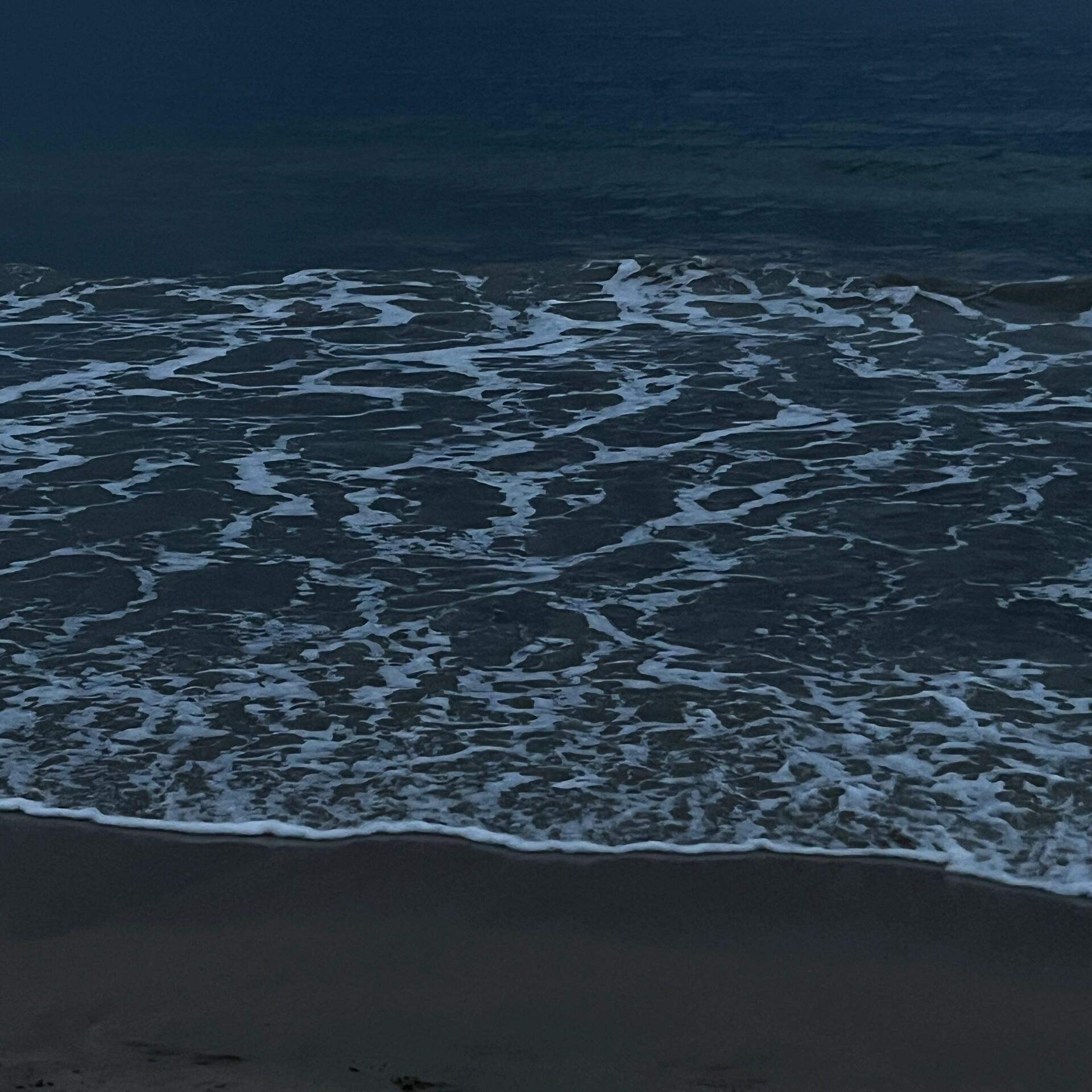 
                        雨中的海邊浪漫記?????雨滴落下的時候，海邊的風(fēng)情更加迷人～?????#韓國 #釜山 #海邊情調(diào) #雨天漫步