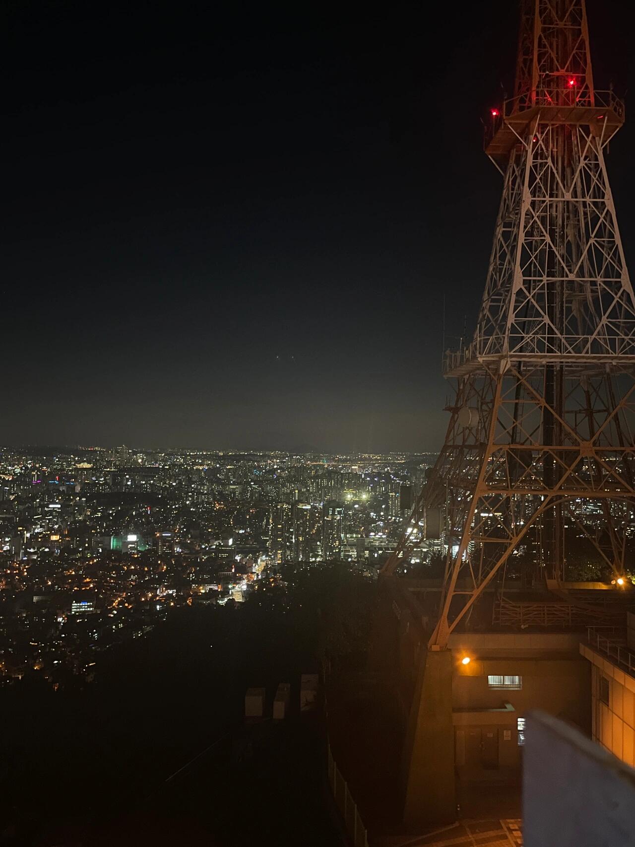 
                        ??????｜南山塔的日落到黑夜?來韓國一年了，第一次去南山塔正好趕上日落黃昏時分，美得不可思議??#韓國 #韓國穿搭 #留學(xué)韓國 #首爾南山塔 #販賣日落