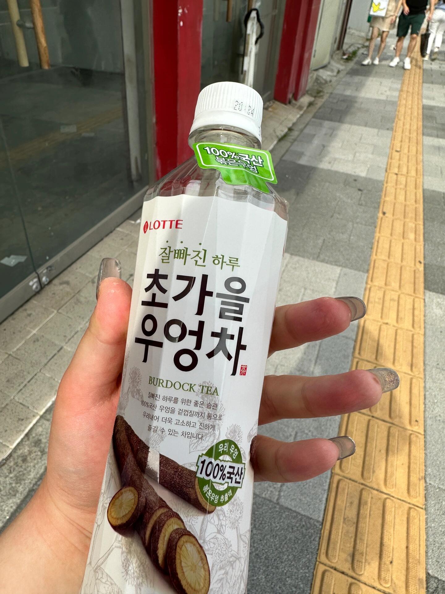
                        ??首爾美食日記：我吃遍的每一頓??在首爾的日子里，我就是個地道的韓食胃！每一口都讓我大呼??～??1?? ????1987 - 花蟹辣燉湯里竟然藏著雞肉，燉得味道深入每一根纖維！不過提醒給不太能吃辣的朋友們，記得告訴店家來一份微辣的哦！肉蛋餅和蝦仁蛋餅，熱乎乎的時候簡直香翻天，蛋控們怎能錯過！??2?? 圣水土豆脊骨湯 - 位于?? ??? ???? 45，非飯點去避開高峰，門口排隊的人潮也能快速通過。我和朋友點了小份，加上一碗米飯，吃得滿足又飽腹。肉質軟爛，湯汁拌飯簡直是開胃極了！??3?? 毛蚶排骨拌飯 ???? - 弘大店的地址是????? ??? ????17?。晚上九點半的時候，店里已經座無虛席，韓國年輕人聚會的好地方。服務可能要稍等，但那盆拌飯的香氣讓人等待都值得，毛蚶的鮮美讓我一試難忘！??4?? ??? - 忠武路地鐵站附近的這家店，雞爪和豆腐湯是我的心頭好。店面有些年頭，老板娘年紀大，點餐可能會有些障礙。但遇到熱心的韓國姐姐幫忙，不僅點餐無障礙，還交了新朋友，韓國人的友好讓我印象大加分！??5?? ????ugi - 地址在?? ??? ????? 32? 22 1?。第一口豬蹄就讓我驚艷，和國內吃到的完全不同。軟糯入味，搭配涼面吃簡直是解膩的完美組合。店里的阿姨也特別親切哦！??6?? bhc炸雞 - 這家炸雞開啟了新世界的味覺體驗，芝士粉口味（記不太清楚了kkk）香氣撲鼻。搭配他們提供的白蘿卜一起吃，清爽解膩。??????其他的餐館就不一一贅述了，只分享給你們這些特別的美味。還有，韓國的甜飲料和甜品真的是甜到讓人想吐，第一次嘗試的朋友們記得要謹慎選擇。compose mega、白鐘元這些隨處可見的品牌，早晨來一杯絕對是提神醒腦的好選擇。還有一些茶飲料也很不錯，特別適合辣辣的韓式料理哦～??#首爾旅行 #首爾美食 #吃貨在首爾 #首爾探店
