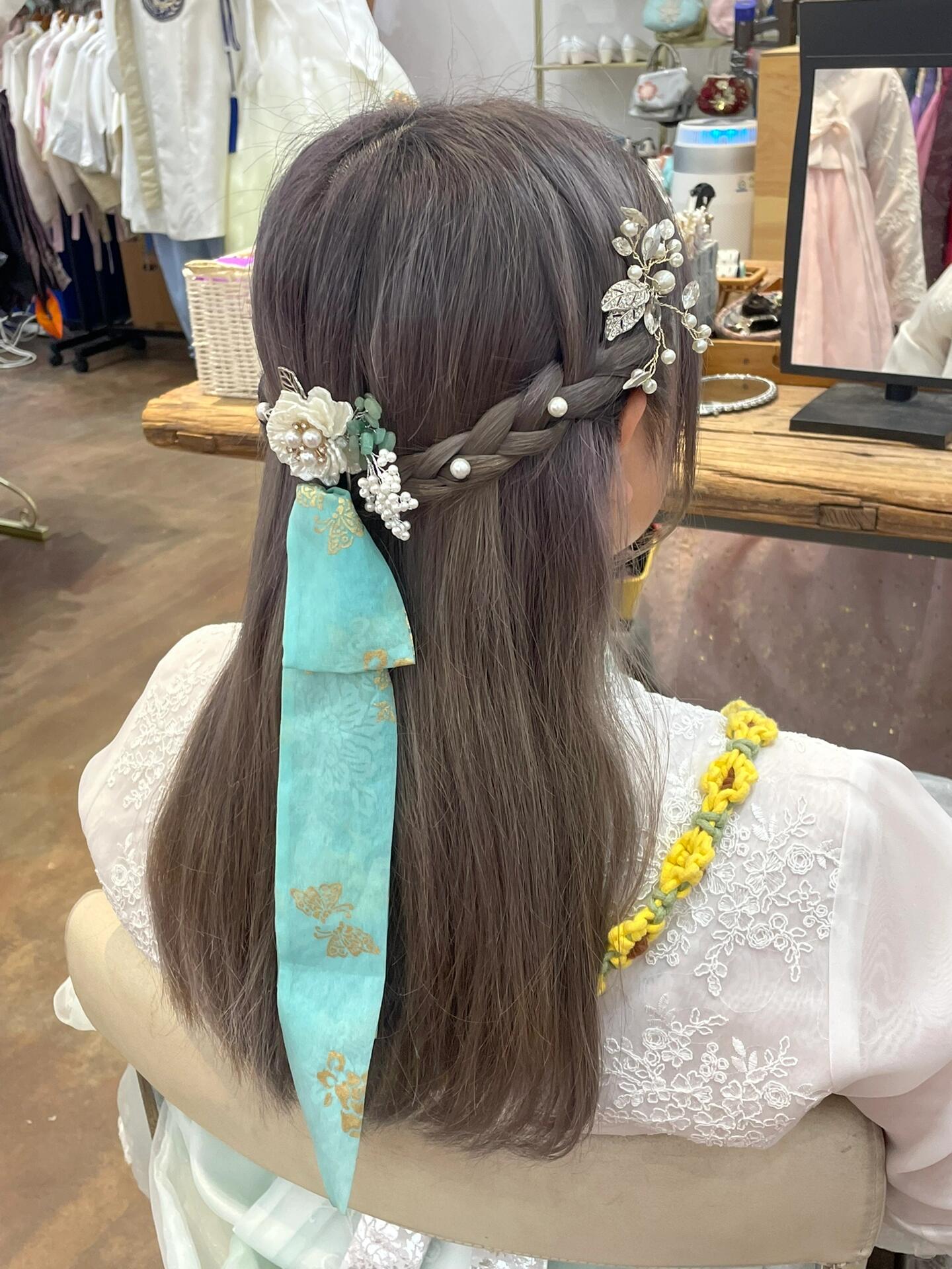
                        ??景福宮韓服體驗 | 仙氣飄飄的??? Yeonhwadang??夏日里的韓服美如畫??，特別是那些漸變色加上輕紗的情侶裝，簡直是浪漫滿分！一定要試試看呢～????探店地點：???直接在naver地圖搜一下就能找到啦！位置在景福宮東側入口附近，鄰近國立現代美術館，周圍有充滿文化氣息的小巷，非常適合閑逛。環境評分：?????店內空間寬敞明亮，干凈整潔，裝潢得更像是個高級studio。雖然在地下室，但一點也不顯壓抑。2023年剛開張，人流不擁擠；男女更衣室分開，衣服款式新穎。??韓服種類：男女老少款式齊全，每個類別都有三種風格：傳統??, 主題??, 高端????，不同款式價格略有差異。??配飾：包括包包、鞋子、捧花、腰帶、武士劍、頭帶和裙子上的掛飾，只有鞋子需要額外付費。??頭飾：提供三種風格，還可以和店員姐姐商量DIY。頭飾選擇多到讓人眼花繚亂，包括簪子等，如果不想額外花費，也有免費的發箍和傳統頭帶可選。??租金：起租時間2小時2小時：15000, 20000, 30000韓元4小時：20000, 30000, 40000韓元發型設計：5000, 7000, 10000韓元價格實惠，折合人民幣也就一百多點，而且穿上韓服游景福宮還能免門票哦！趕緊來體驗一下吧～??#韓國生活 #韓服體驗 #景福宮 #租賃韓服 #首爾探店 #首爾旅游
