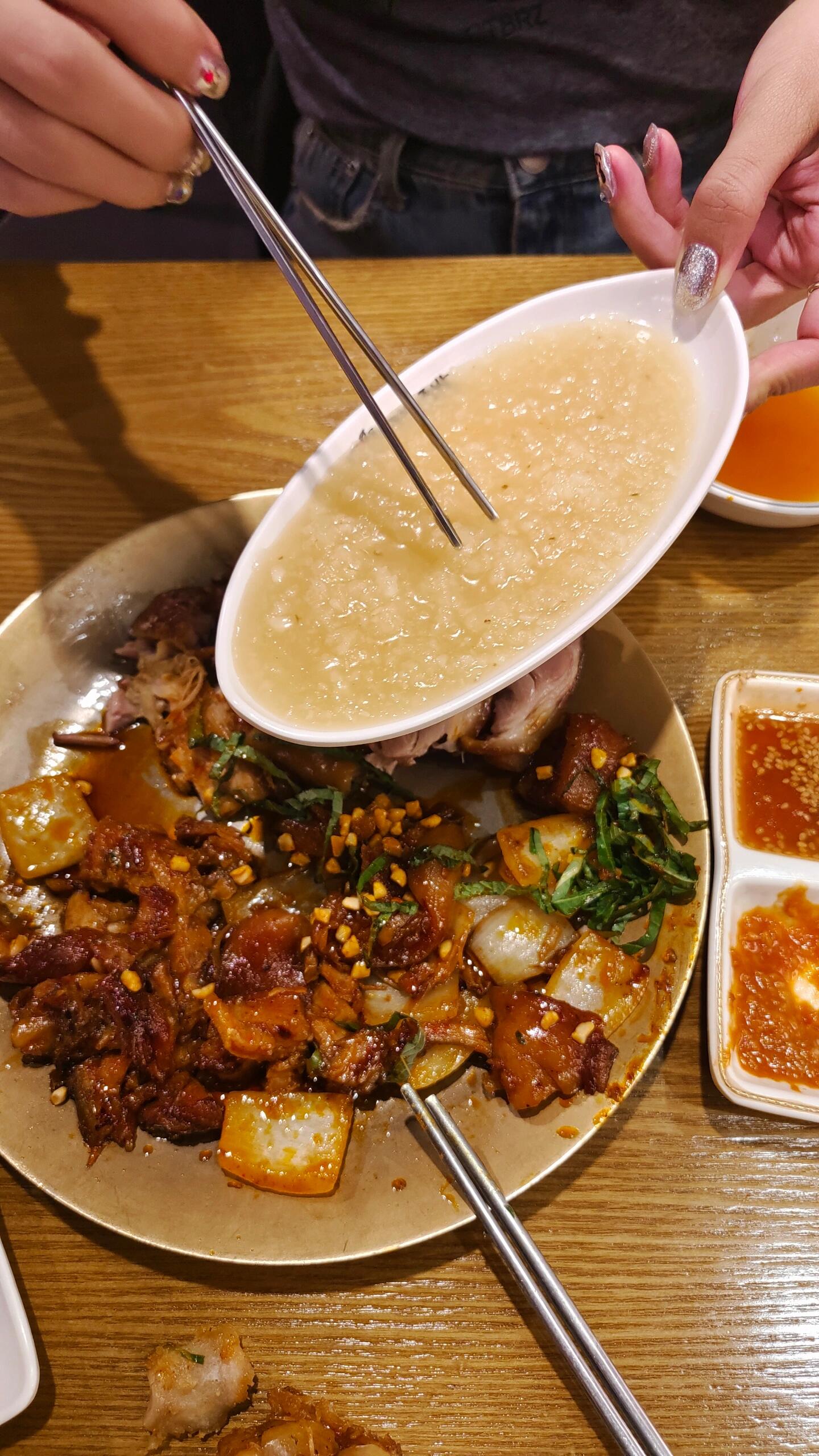 
                        ??首爾游記Day 4??早晨享用完美味早餐后，我踏入了新羅免稅店的奢華世界???。雖然新羅的規模并不龐大，但逛起來卻不知不覺中午就過去了，時間真是飛逝??！緊接著，我乘坐地鐵直奔景福宮??。午后的宮門口依然人潮洶涌，許多游客身著韓服拍照留念，仿佛穿越了時空。深入宮內，人群漸少，寧靜的氛圍讓人心曠神怡。宮殿群雖不及故宮宏偉，但每一處細節都透露出精致典雅。漫步至宮外，偶遇一家百味堂，那里的雙拼冰淇淋簡直是味覺的盛宴??！隨后，我在三清洞悠閑地閑逛，發現了TAMBURINS的店鋪，二樓還有栩栩如生的蠟燭展覽，仿佛小貓咪就在眼前??。傍晚時分，我來到了浪漫的南山塔，與我的juju一起掛上了象征愛情的情人鎖??。夜幕降臨，我在明洞找到了myth豬蹄店，品嘗了當地人氣美食。店主來自黑龍江，四周圍滿是講中文的顧客，一瞬間感覺自己穿越了。推薦大家嘗試雙拼豬蹄，網上超多好評，還可以加3000韓幣享用蒜香口味，絕對值得一試??。#韓國旅游 #首爾旅行 #韓國新羅免稅店 #景福宮 #首爾南山塔 #myth豬蹄明洞店