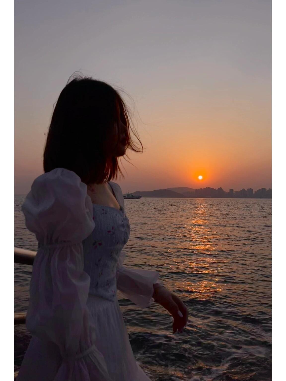 
                        ?????? 韓國留學生活 | 海邊落日與摩天輪的浪漫邂逅在仁川月尾島與朋友們度過了一個美妙的下午，這里雖然是離首爾最近的海灘，但風光絕不遜色于江陵和慶州的美景！??? 拍了一大堆照片，美得讓人挑花了眼。海邊的夕陽如同油畫一般絢爛，周圍還有風情萬種的咖啡館?，香氣撲鼻的烤海鮮??，以及令人興奮的電玩城??。雖然有誘人的海盜船和跳樓機，但我們因為穿著裙子，就錯過了這些刺激的游樂設施。特別推薦的是，海邊的摩天輪??，它就坐落在海岸線邊緣。當太陽緩緩落下，坐上摩天輪，你可以將整個海岸線的美景盡收眼底，那一刻，美得讓人心醉。??期待你們也能在這個初夏，帶上你的愛人或朋友，來這里感受海風的擁抱和落日的溫柔。???? #韓國旅游 #海邊日落 #攝影圣地 #仁川探索 #月尾島必游 #韓國留學生活 #海邊摩天輪