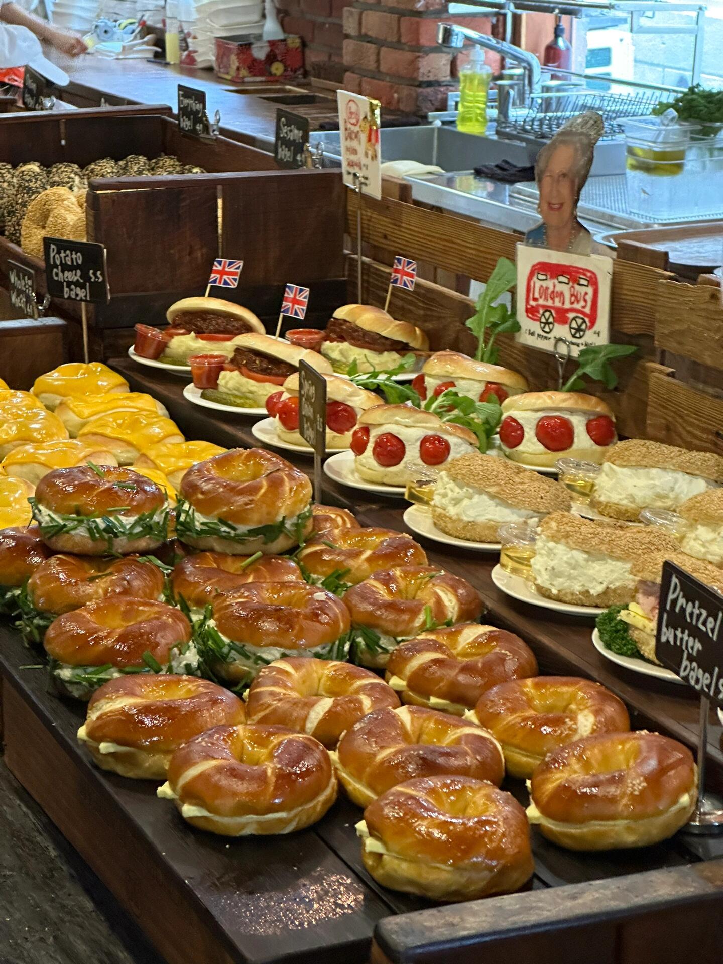 
                        ????首爾必吃貝果??，排隊也值得！??London Bagel Museum！這家店的貝果讓人一吃難忘！??終于在第四次嘗試后成功品嘗，完全超出了我的期待！???愛辣的朋友們，培根土豆泥貝果是必點的！辣醬中還藏著驚喜的肉脯哦！??香蔥貝果味道清新，即使不喜歡蔥的朋友也會愛上它！??甜齒的你，藍莓貝果絕對不會錯過！他們家的貝果口感柔軟，像極了軟歐包，選擇多樣，總有一款能滿足你的味蕾！??-??取號小貼士：??門口有ipad，取號后記得拍照保存！??封面顯示的是等待人數，不是你的號碼哦！?????一定要向店員確認自己的號碼進度！??100個號碼可能需要等待90分鐘（僅供參考?。???等待時可以去附近的狎鷗亭逛逛，有很多特色買手店和咖啡廳！??店里沒有電話預約，直接在登記時輸入010加任意八個數字就可以了！??建議下午1點前到達，下午可能會排隊也遇到售罄的情況！#首爾貝果 #首爾探店 #首爾美食