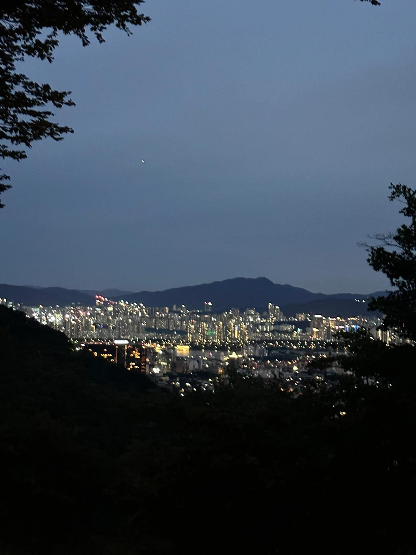 
                        ????南山塔 | 秋天來了去散個步吧??秋天能不能長一點啊…#秋天 #首爾南山塔 #韓國 #留學韓國